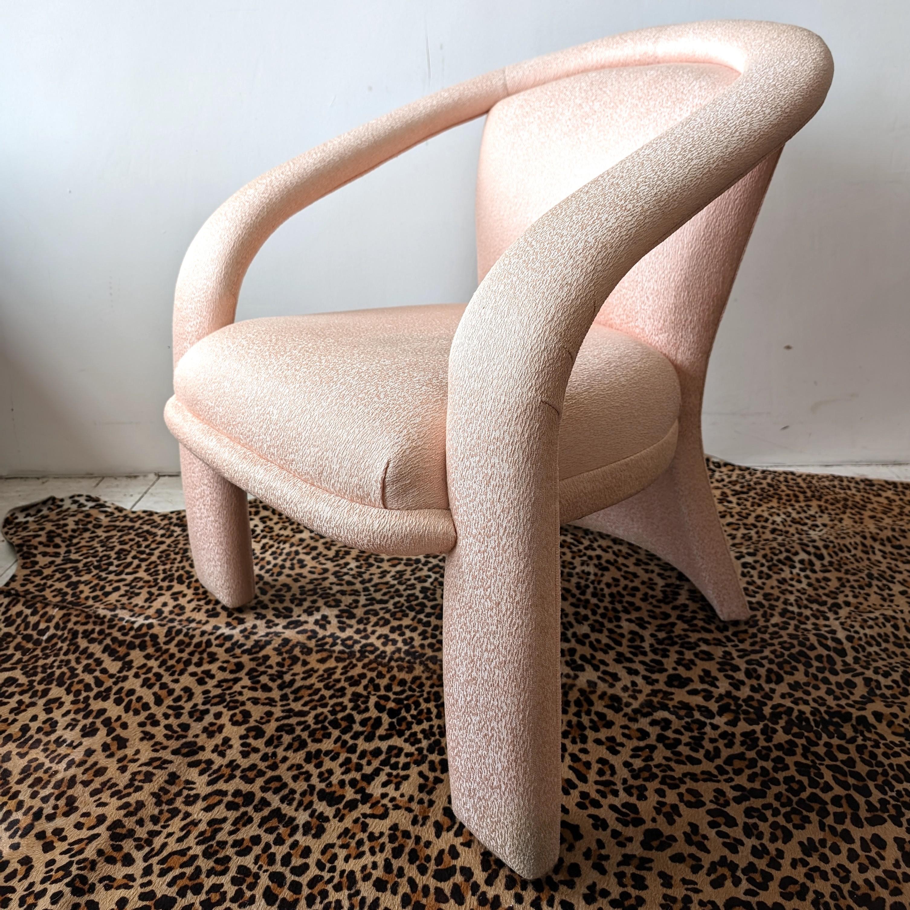  A sculptural postmodern lounge chair by Marge Carson for Carson Furniture, USA 1980s. The original pale pink upholstery is in great condition. And despite its minimal looks the chair is extremely comfortable

Dimensions: width 76cm, depth 76cm,