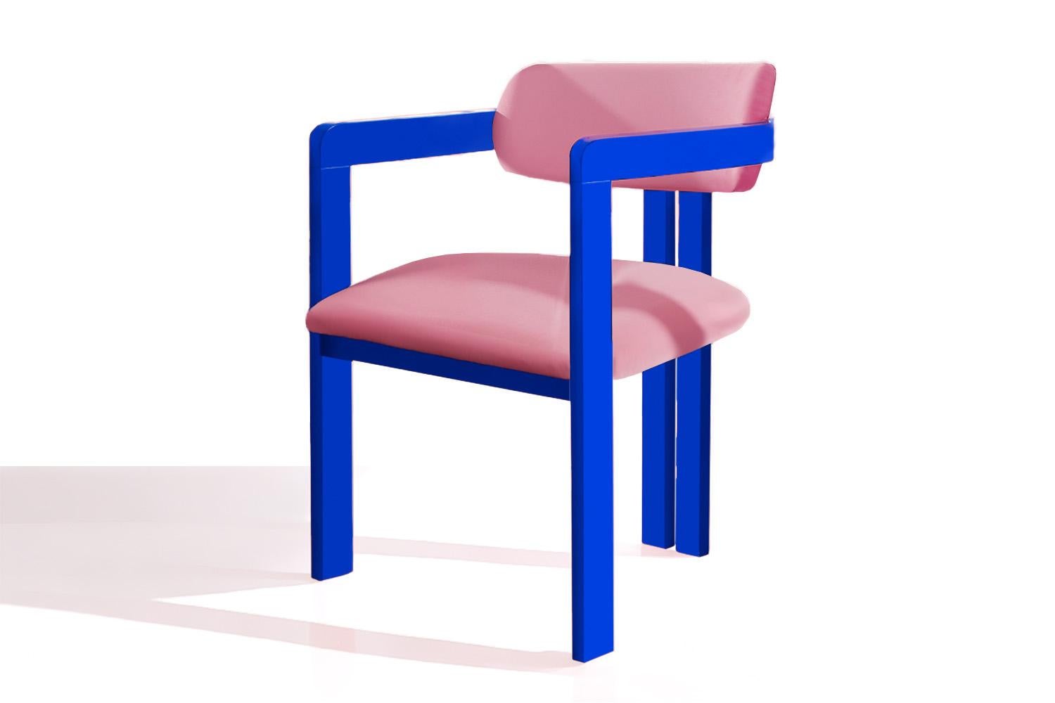 La Silla de Comedor Vértigo capta la tensión entre el caos y el control. Con su silueta afilada y su marco de madera maciza, aporta una estructura gráfica a la habitación: un ancla en espacios que laten con energía. El respaldo ancho y curvado y el