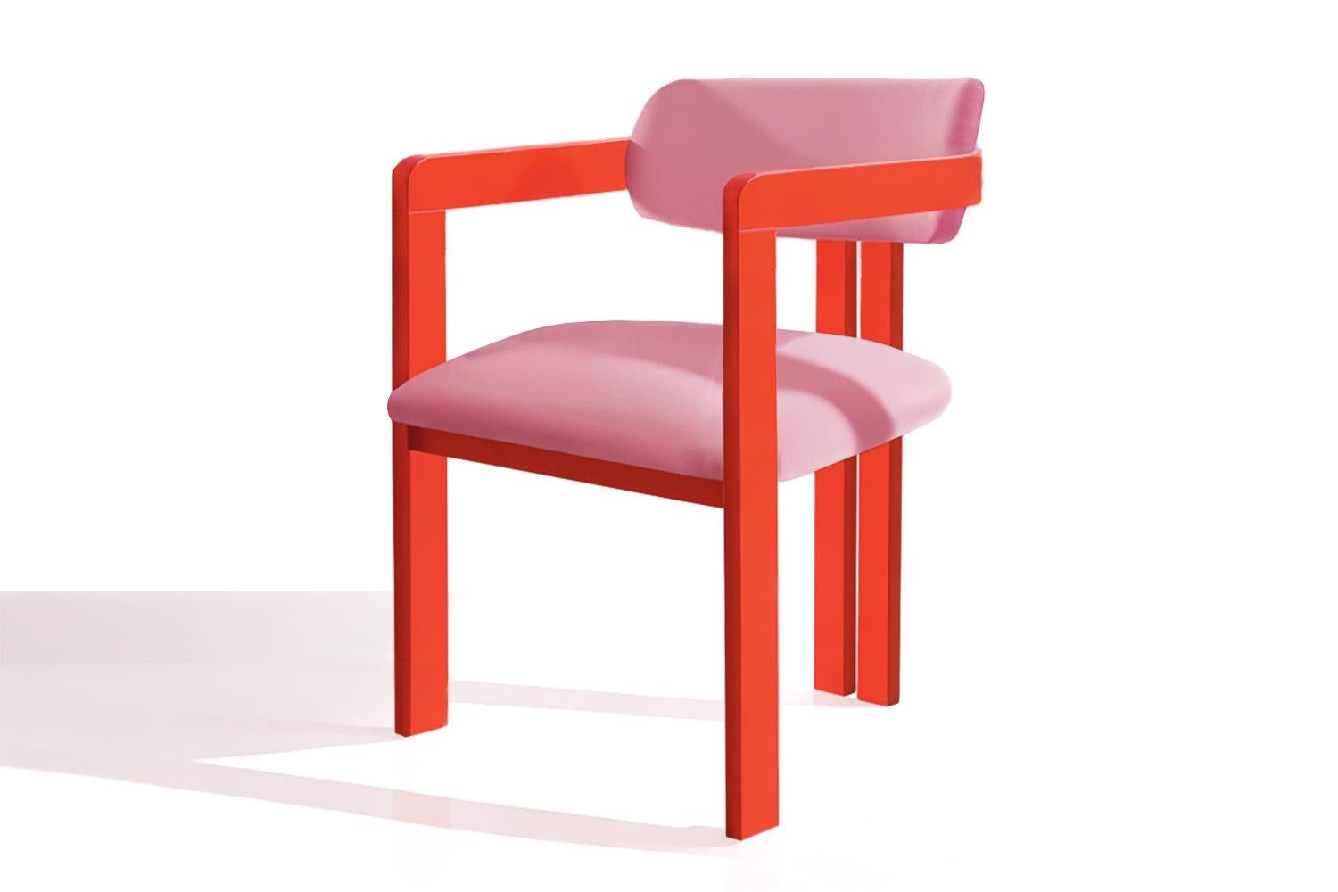 La sedia da pranzo Vértigo cattura la tensione tra caos e controllo. Con la sua silhouette affilata e la struttura in legno massiccio, conferisce una struttura grafica alla stanza, un'ancora in spazi che pulsano di energia. L'ampio schienale curvo e