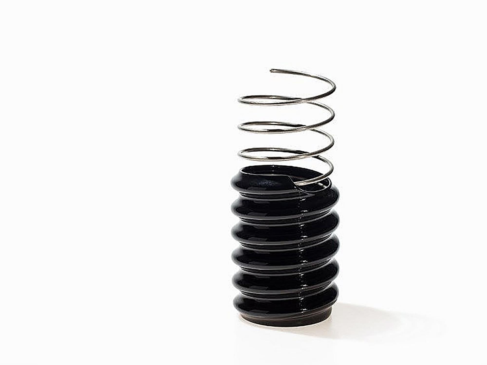 Vaso scultoreo postmoderno Ringoletto di Ron Arad per Rosenthal, anni 2000.

Altezza: da 16 a 24 cm



