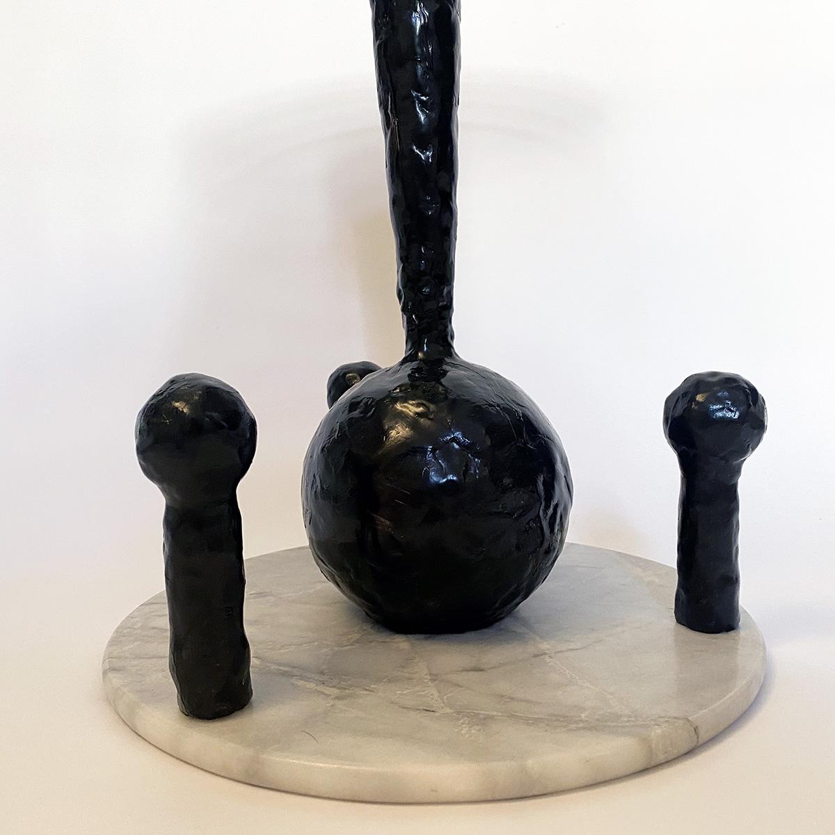 Table d'appoint sculpturale postmoderne de Jonathan Christian.
  