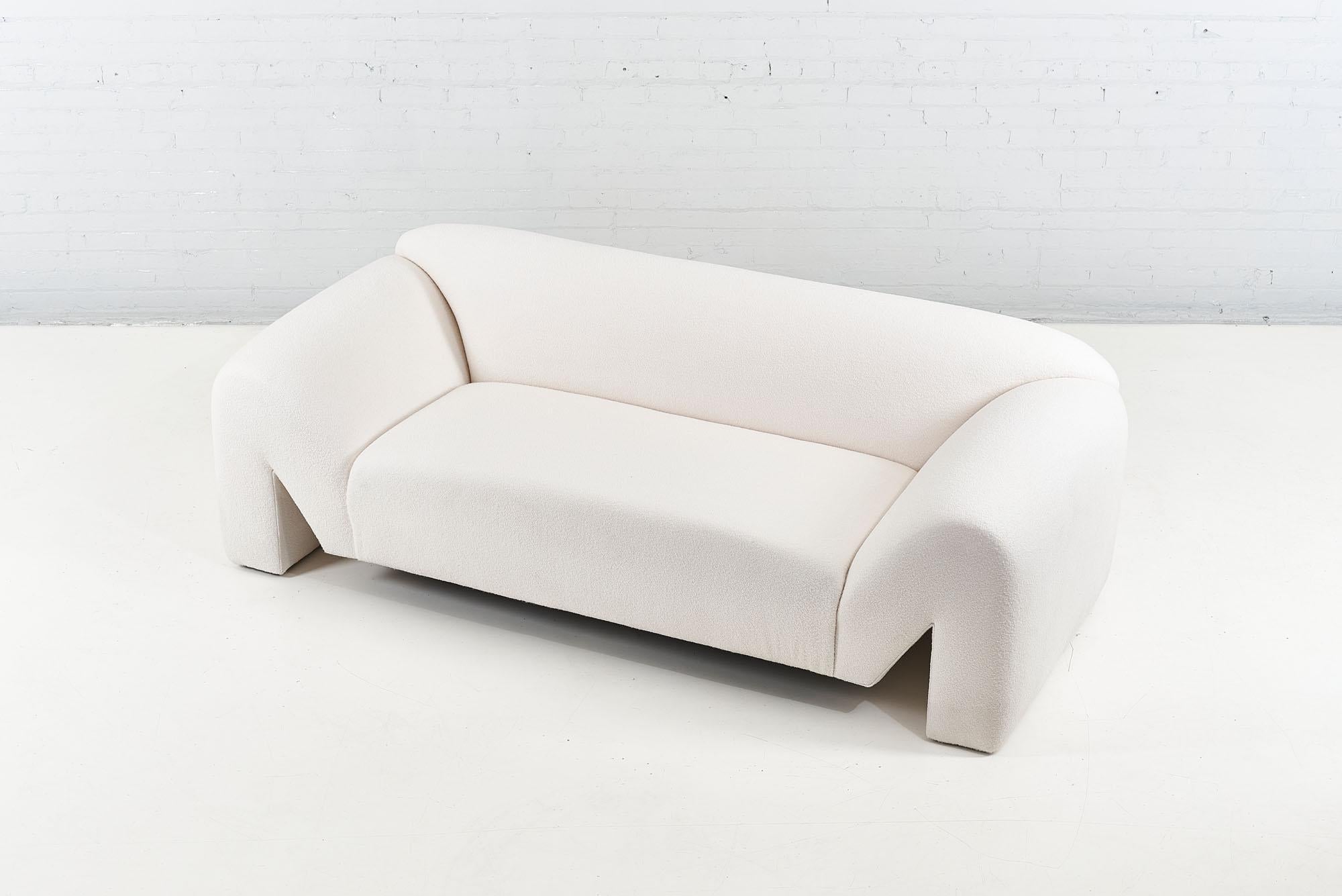 Sculptural Postmodern Sofa in White Boucle, 1980 In Excellent Condition In Chicago, IL