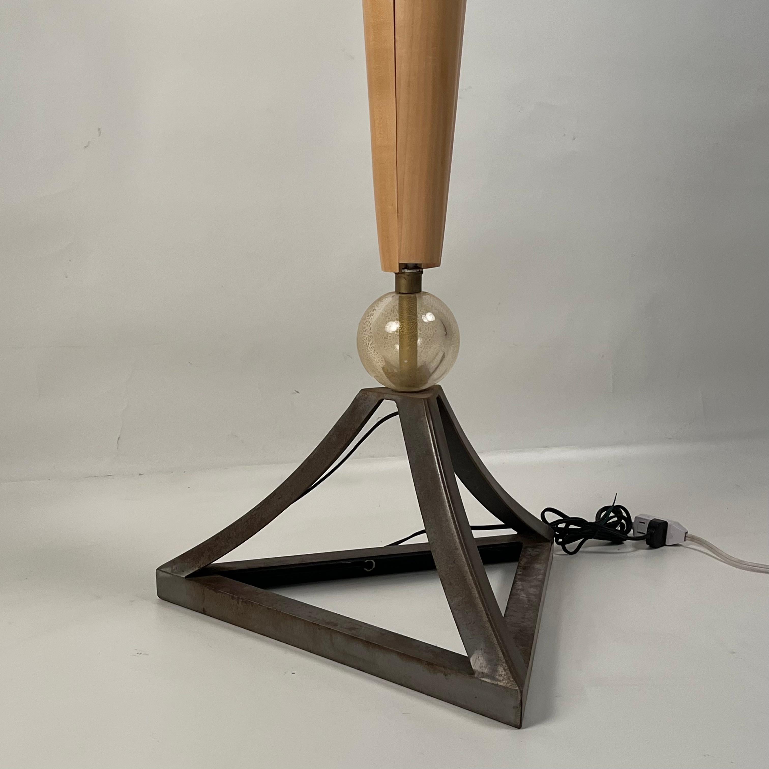 Lámpara de pie escultórica postmoderna de sicomoro y vidrio artístico de Jean-François Crochet finales del siglo XX en venta