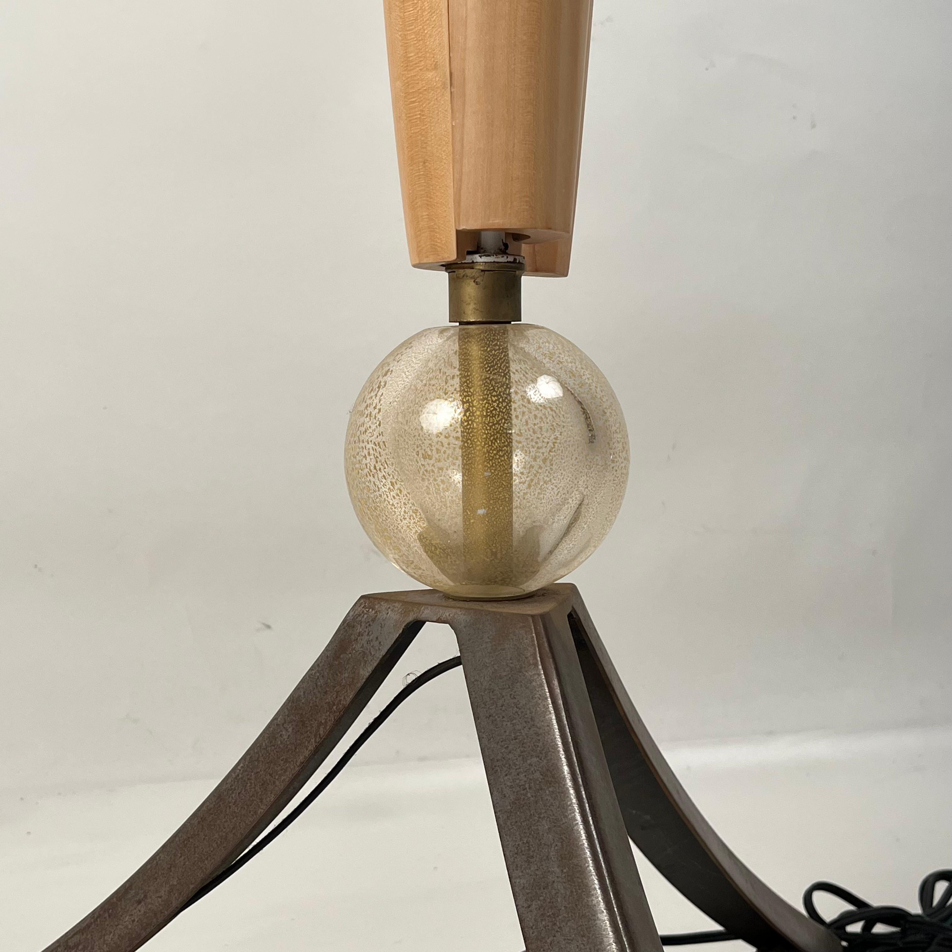 Lámpara de pie escultórica postmoderna de sicomoro y vidrio artístico de Jean-François Crochet Sicomoro en venta