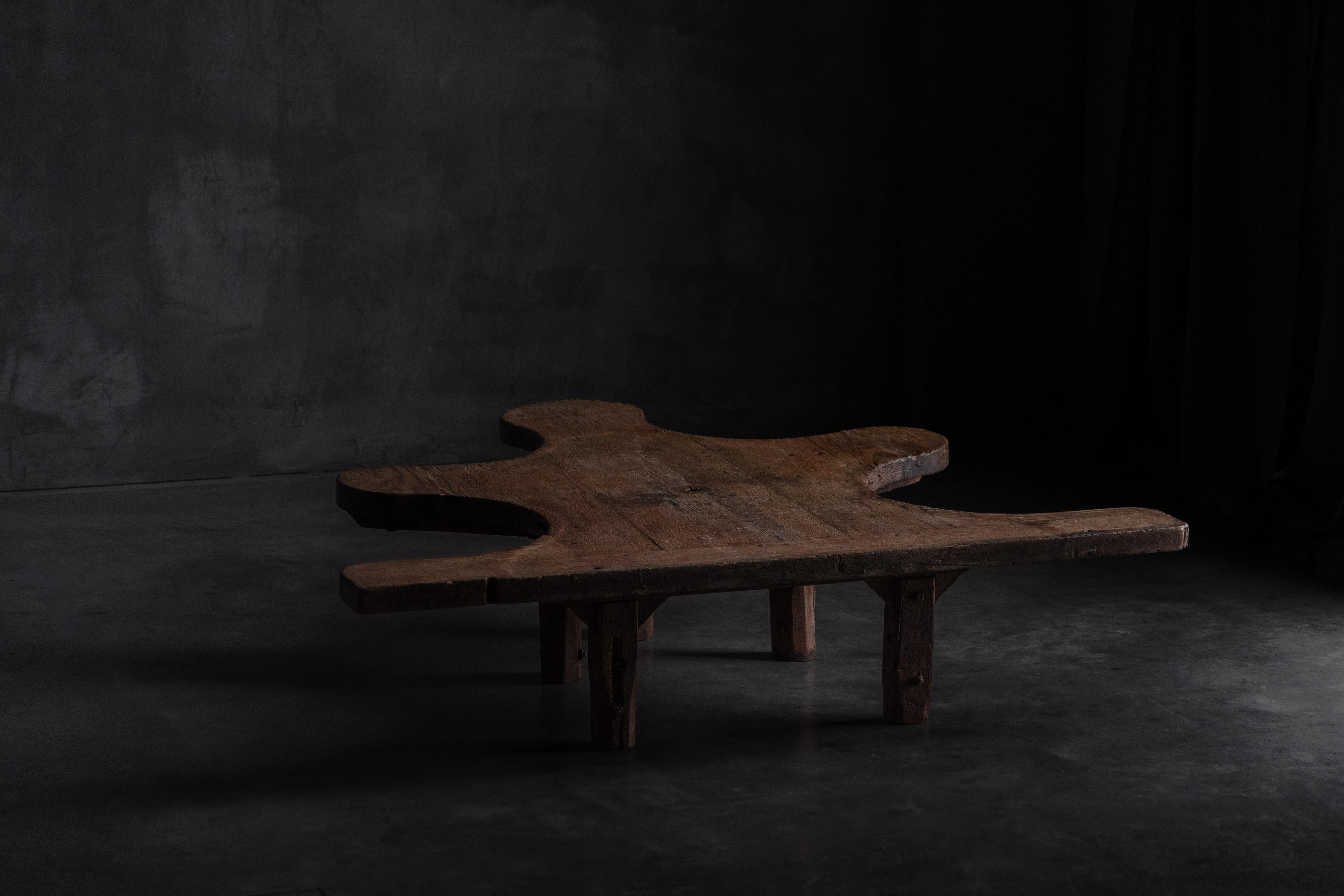 Français Table basse primitive sculpturale, France, XIXe siècle en vente