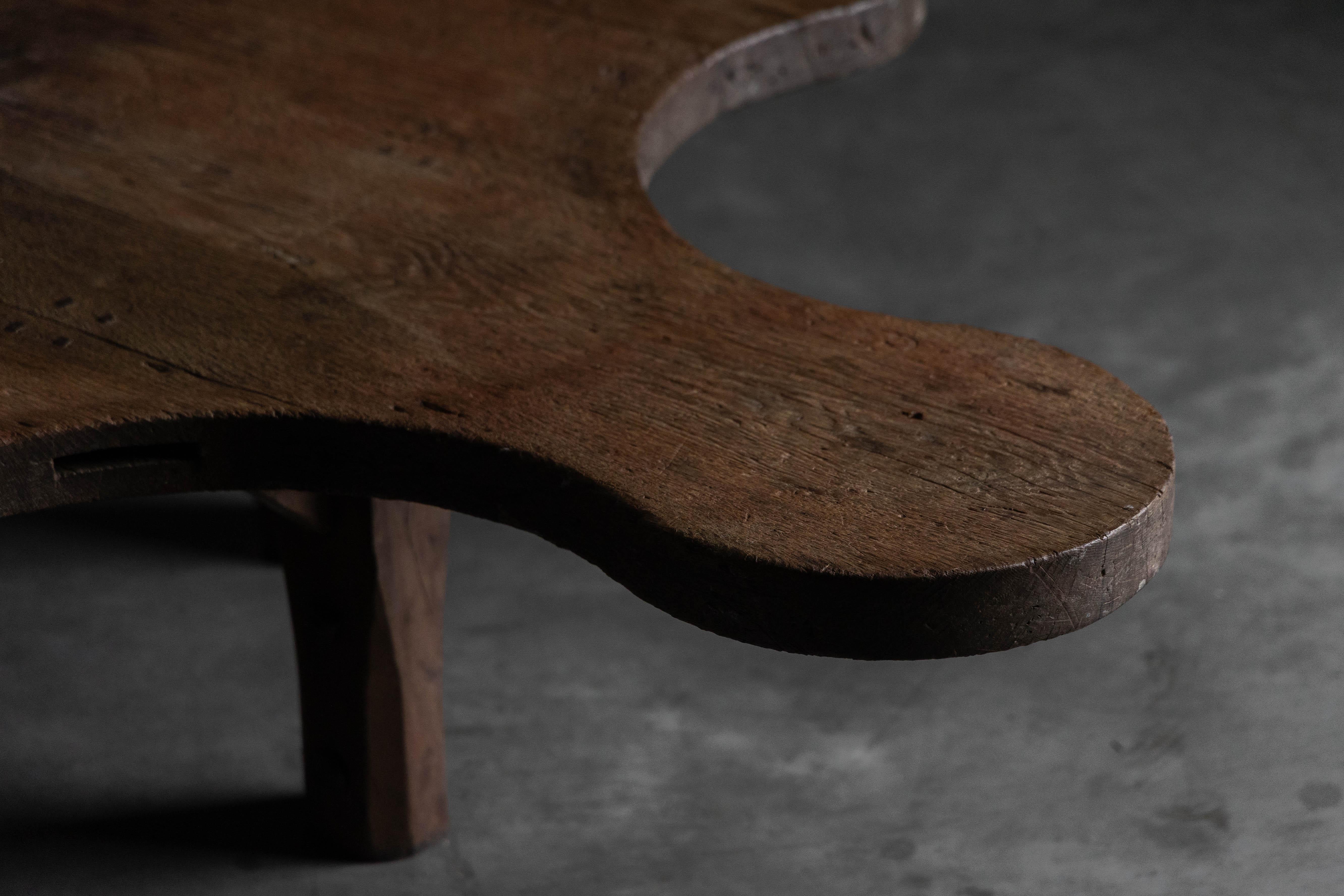 Table basse primitive sculpturale, France, XIXe siècle Excellent état - En vente à Antwerp, BE