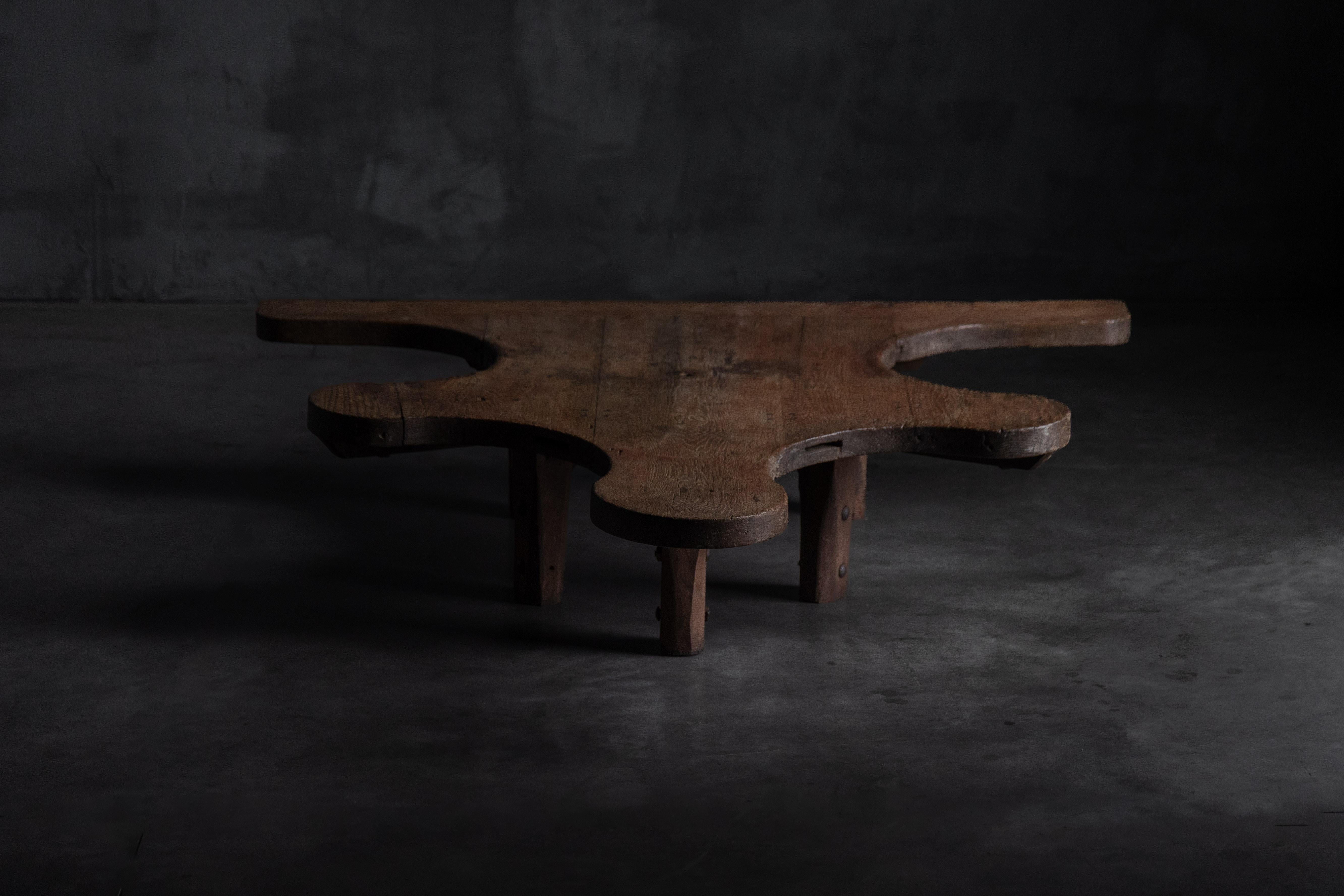 Bois Table basse primitive sculpturale, France, XIXe siècle en vente