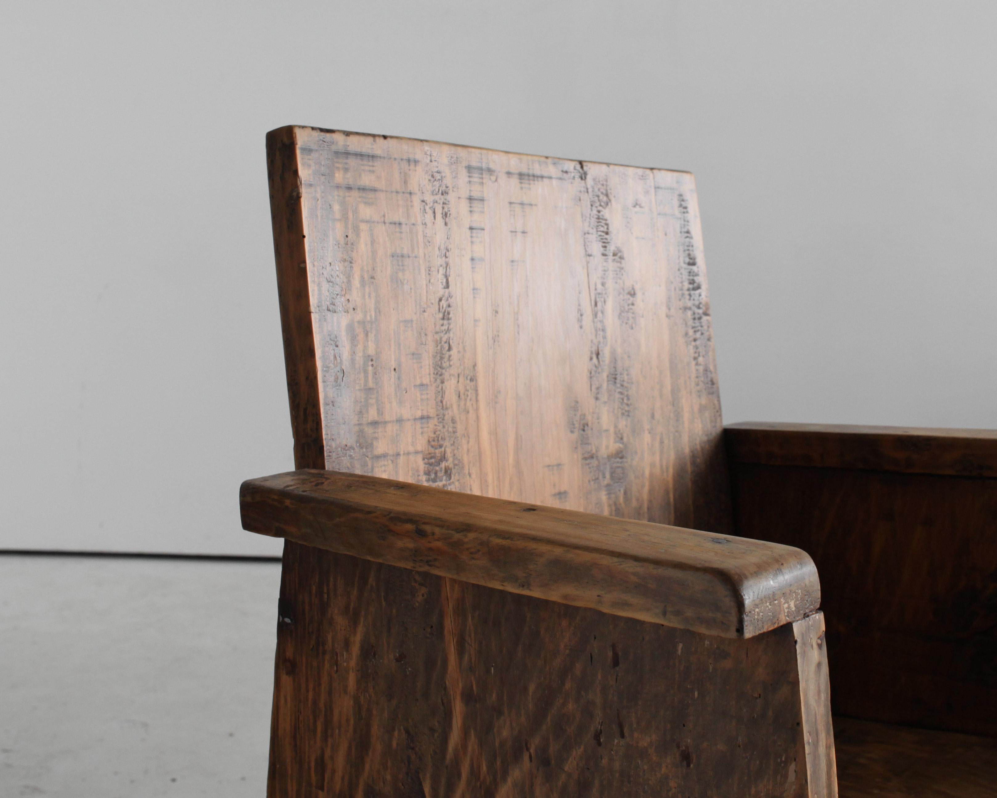 Chaise sculpturale d'art populaire français primitif en orme en vente 2