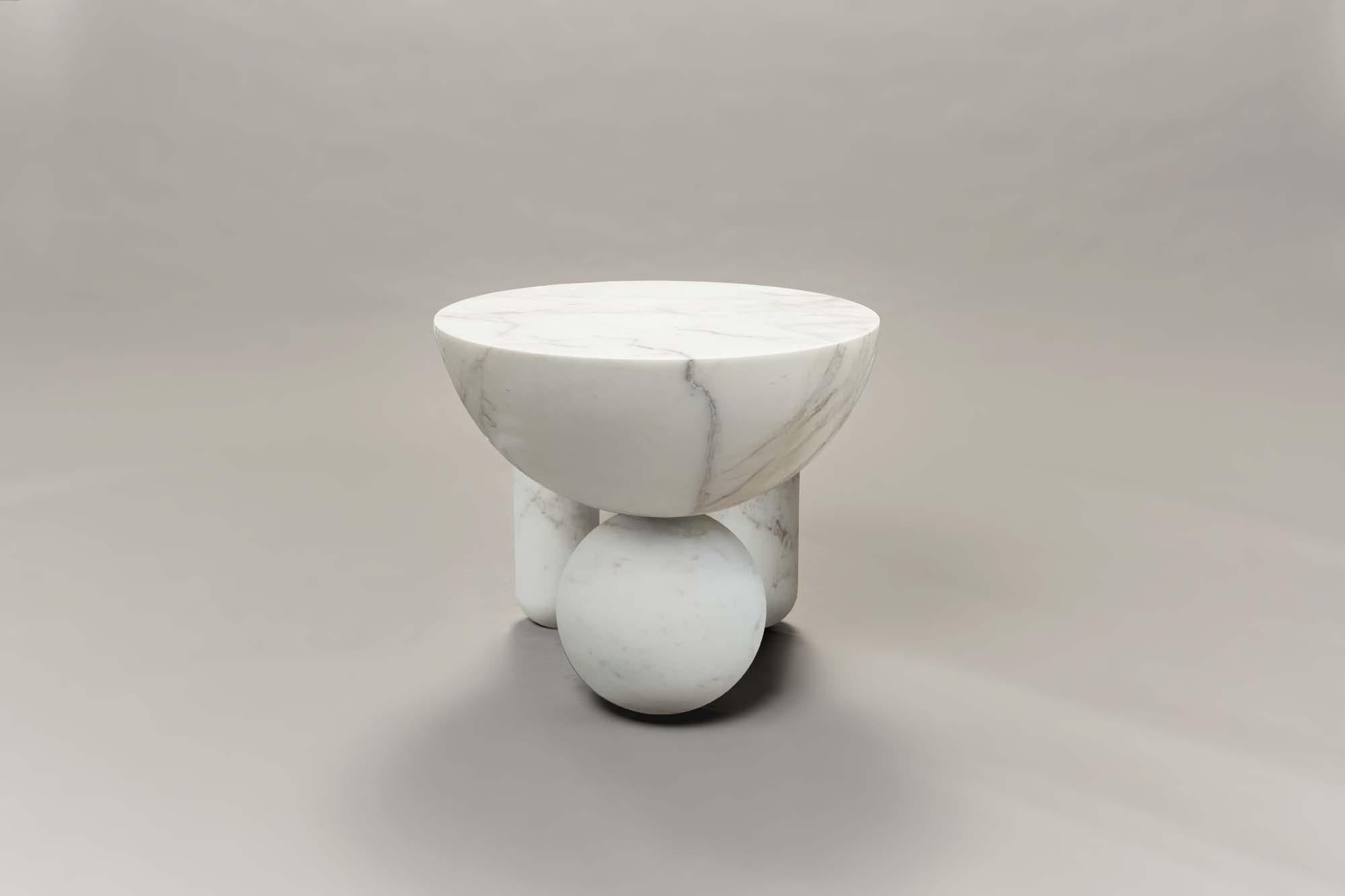 Moderne Petite table basse sculpturale Profiterole en marbre blanc de Lara Bohinc en vente