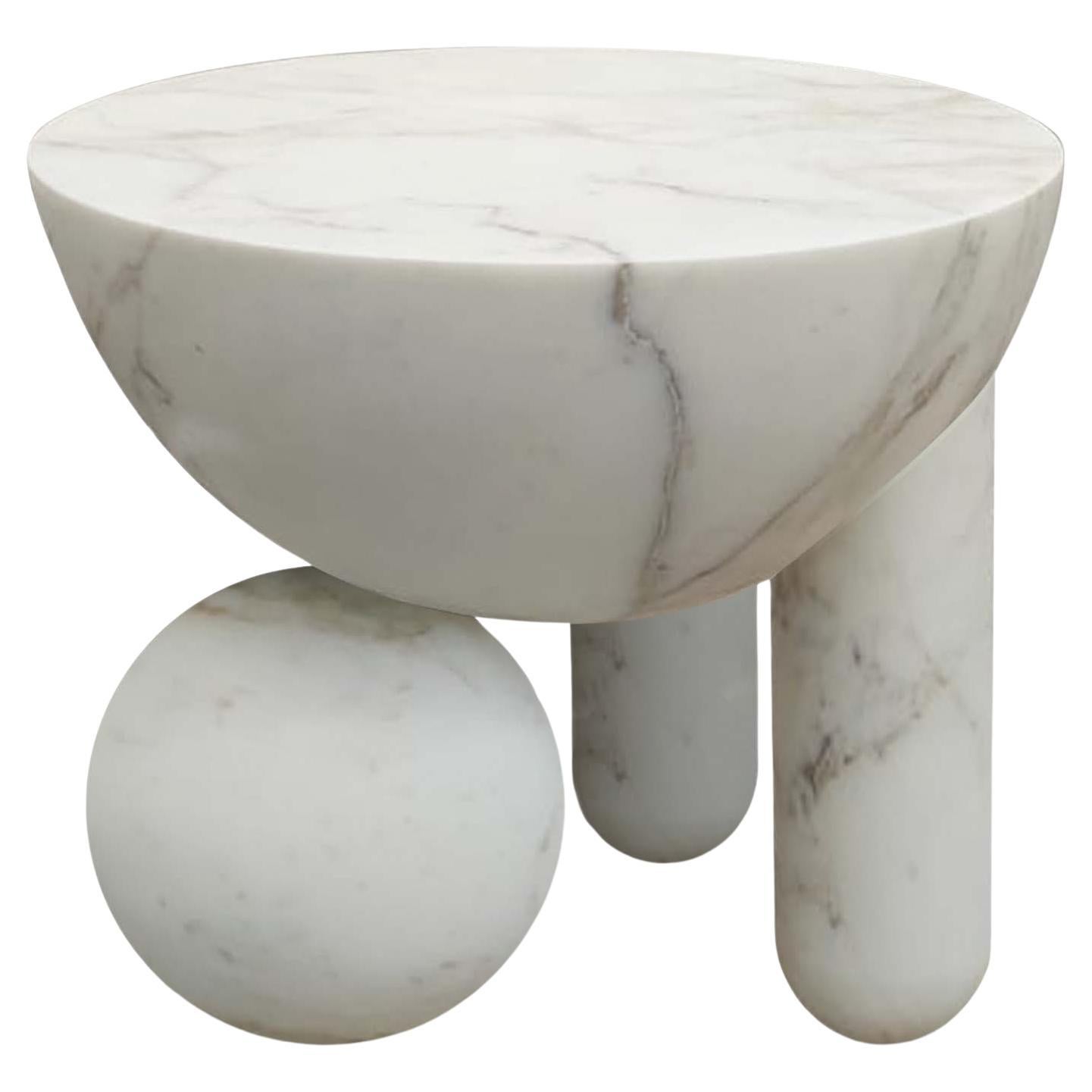Petite table basse sculpturale Profiterole en marbre blanc de Lara Bohinc en vente