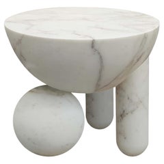 Petite table basse sculpturale Profiterole en marbre blanc de Lara Bohinc