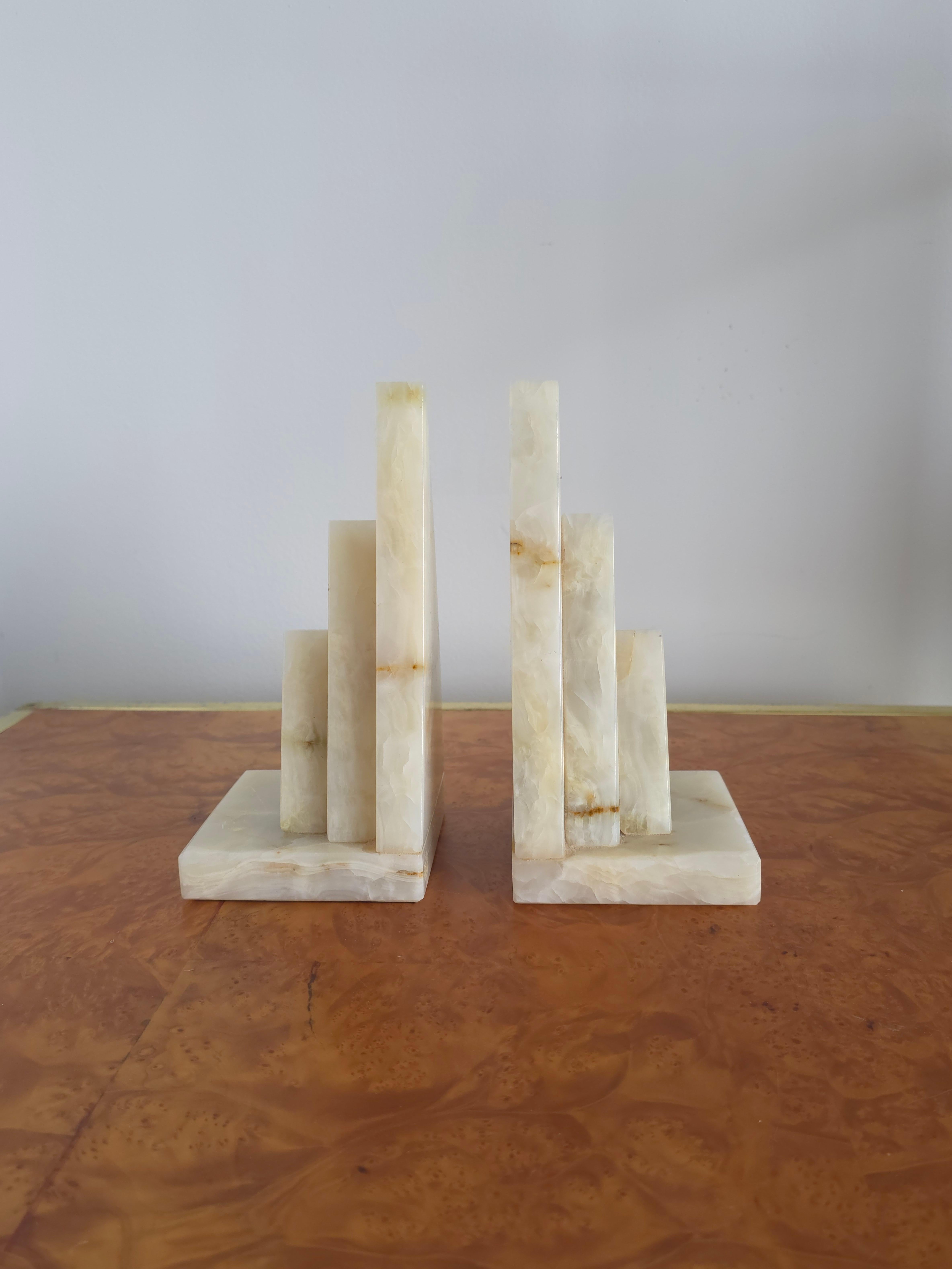 Paire de serre-livres sculpturaux en pierre d'onyx. Ils ont été fabriqués dans les années 1970. Les serre-livres sont en onyx et ont une forme triangulaire. En bon état général avec quelques signes d'usure. Des rayures et une usure cosmétique