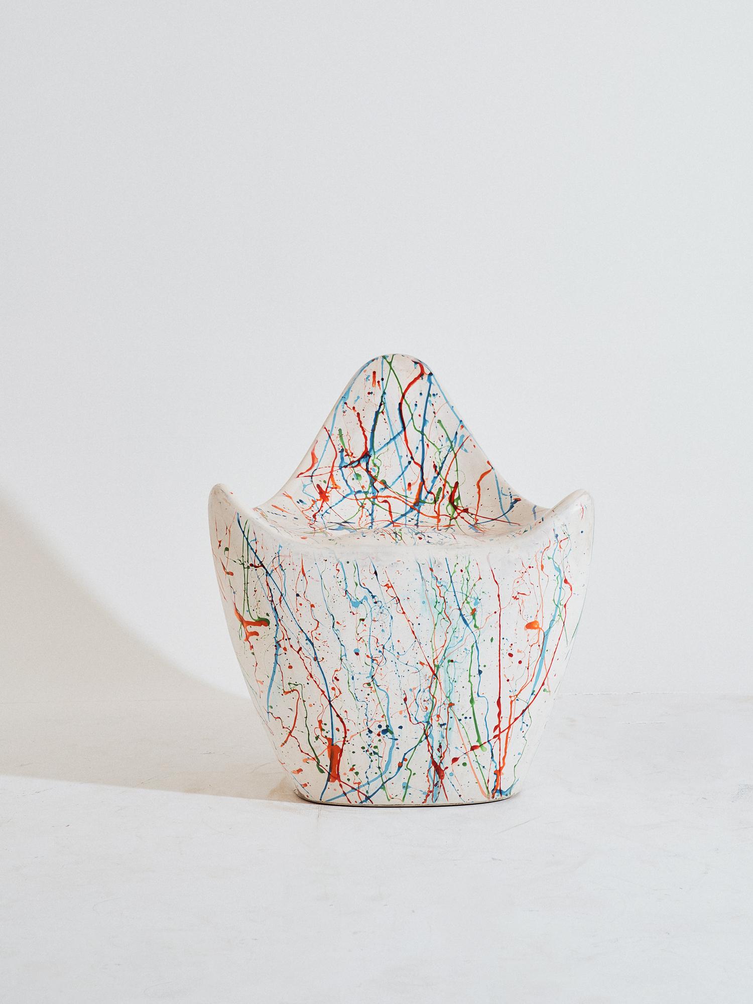 Sculptural Rainbow Cast Fiberglass Popcorn Chair Chaise contemporaine en fibre de verre sculptée à la main par Kunaal Kyhaan. La forme sensuelle est moulée dans une finition arc-en-ciel sculptée, créée organiquement à l'aide de colorants au cours du