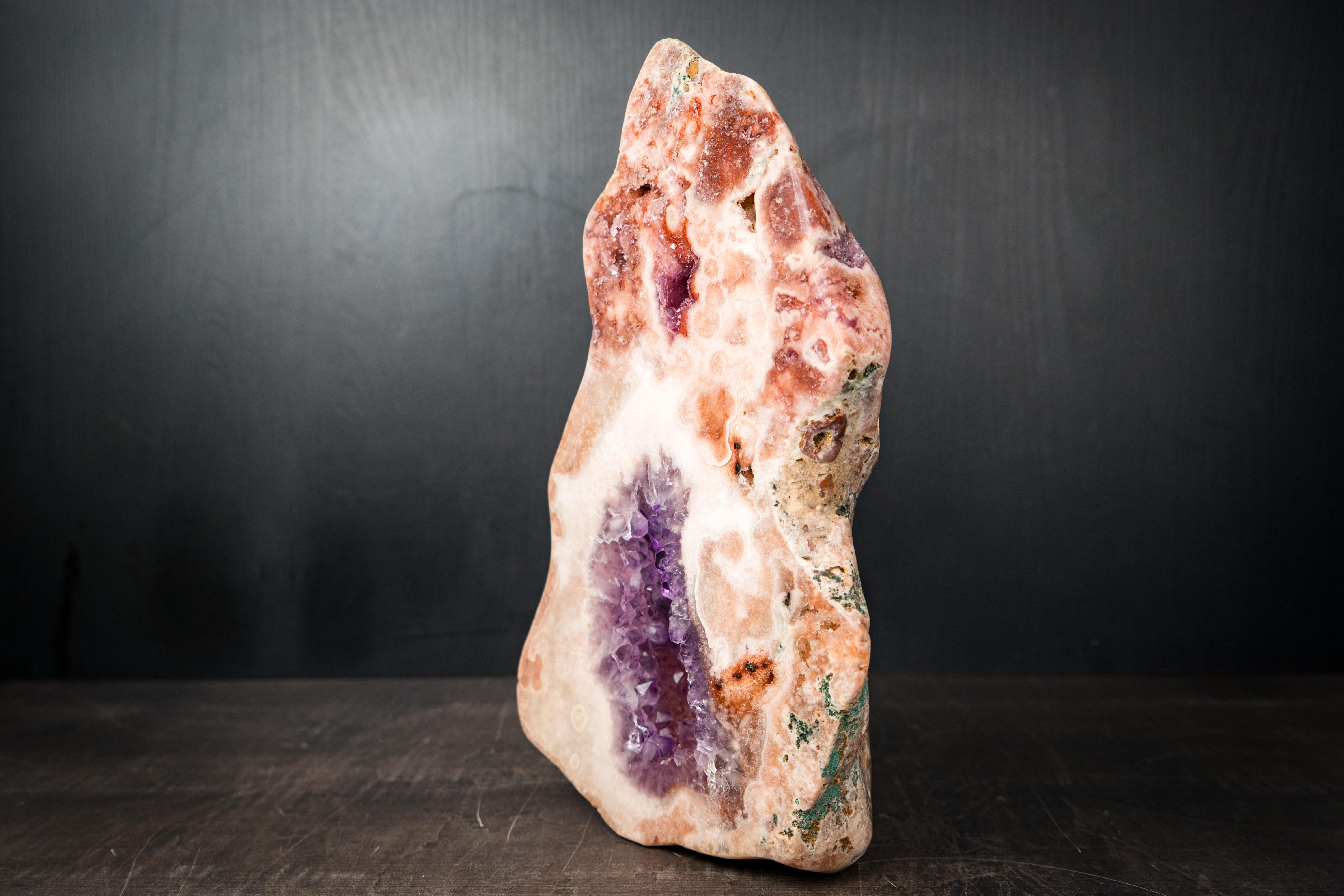 Geode scultoreo di ametista rosa con druzy di ametista rosa e viola

▫️ Descrizione

Presentando un geode di ametista rosa eccezionale e scultoreo, questo esemplare mostra un raro mix di cristalli e quarzo multicolore che si uniscono per formare una
