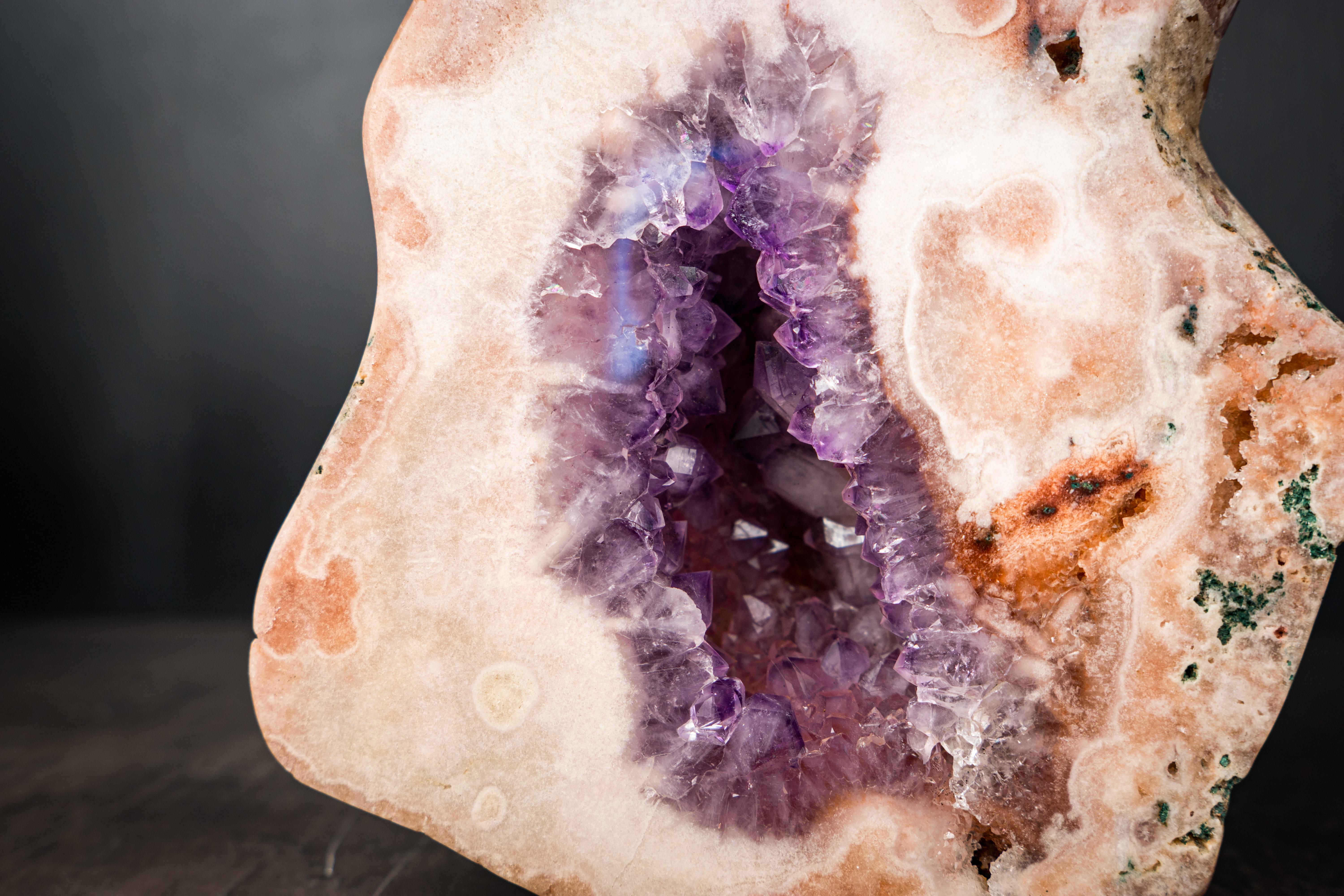 Brasiliano Geode scultoreo di ametista rosa rara con druzy rosa e viola in vendita