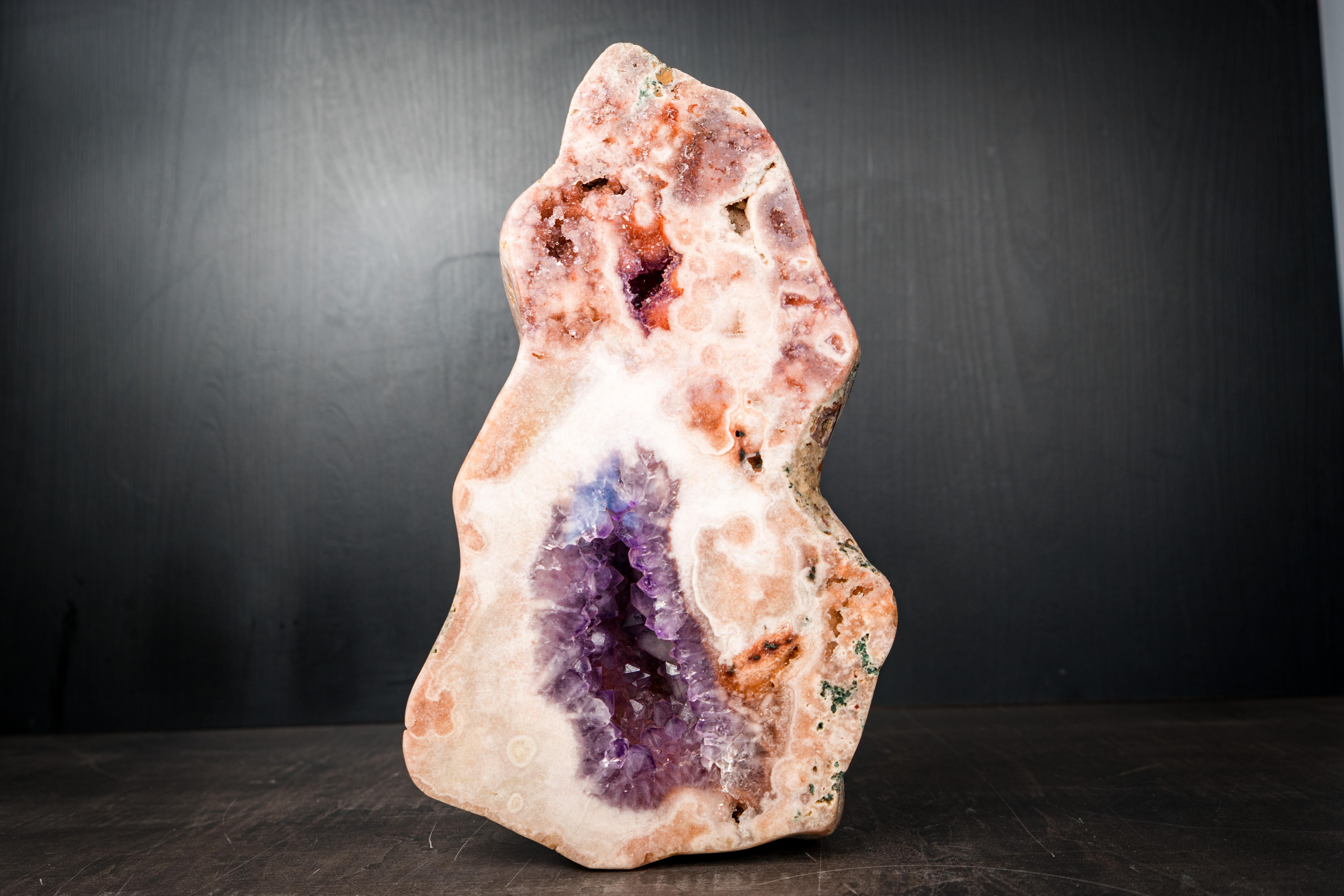 XXI secolo e contemporaneo Geode scultoreo di ametista rosa rara con druzy rosa e viola in vendita