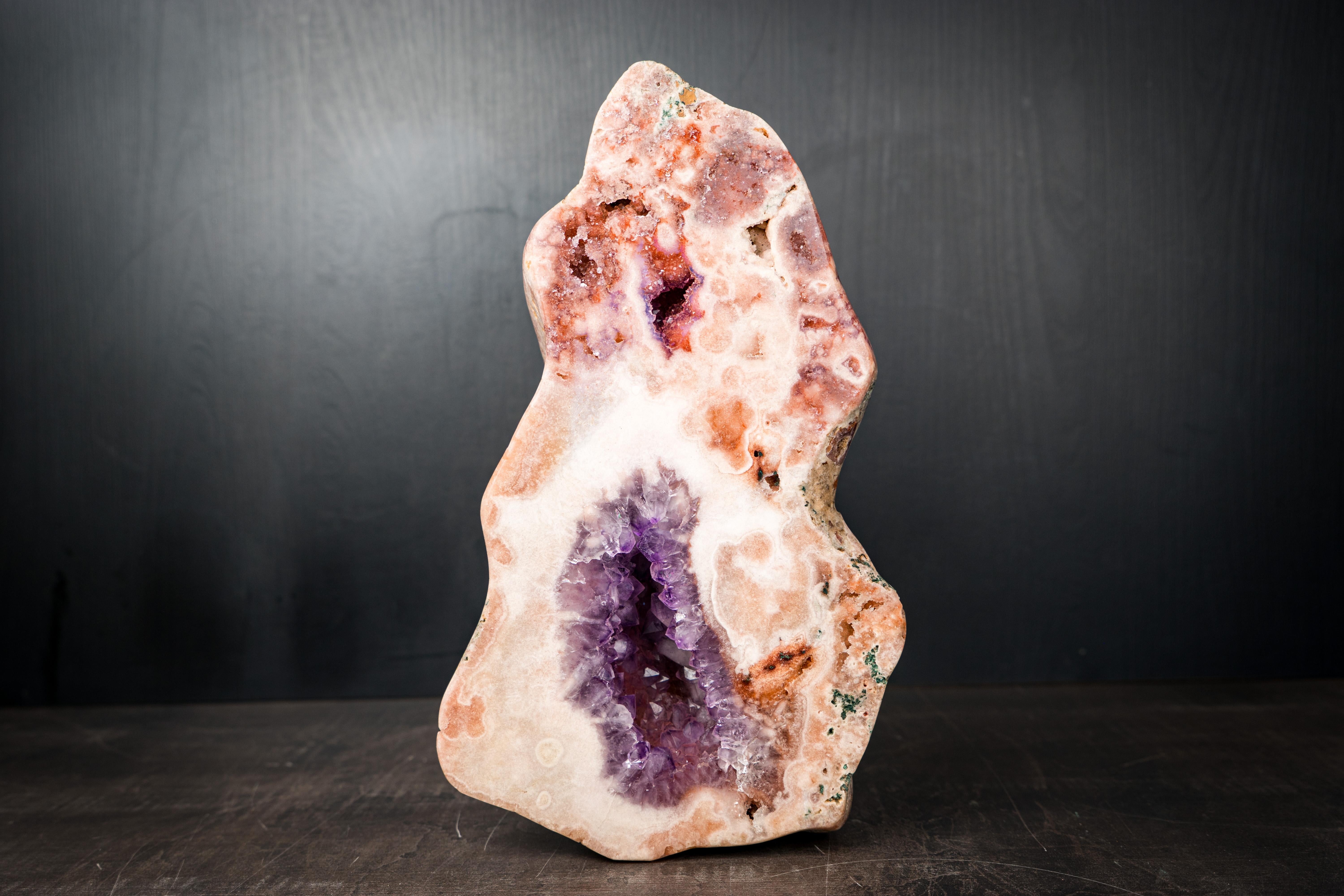Cristallo Geode scultoreo di ametista rosa rara con druzy rosa e viola in vendita