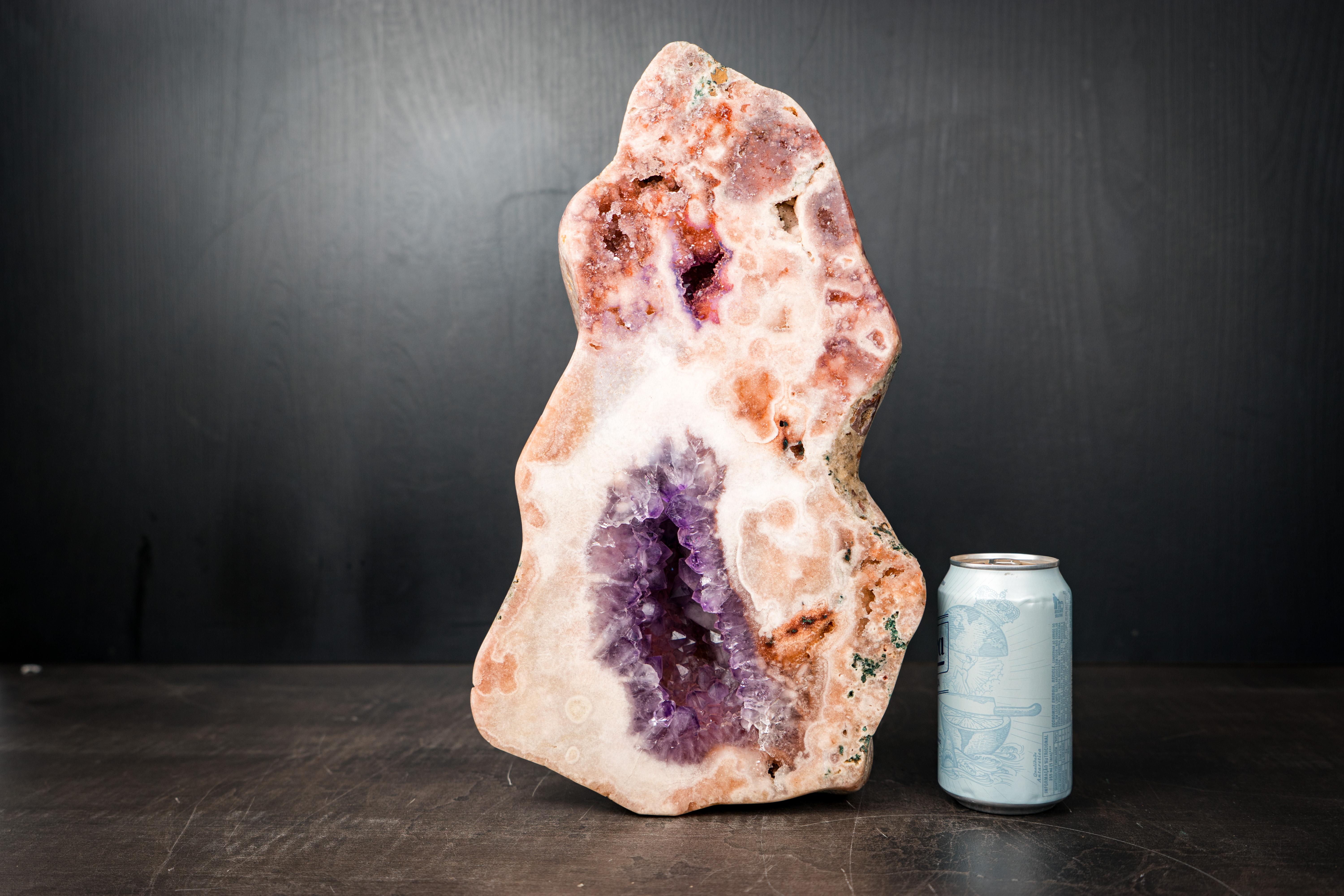 Geode scultoreo di ametista rosa rara con druzy rosa e viola in vendita 1