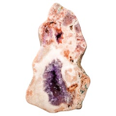 Geode scultoreo di ametista rosa rara con druzy rosa e viola