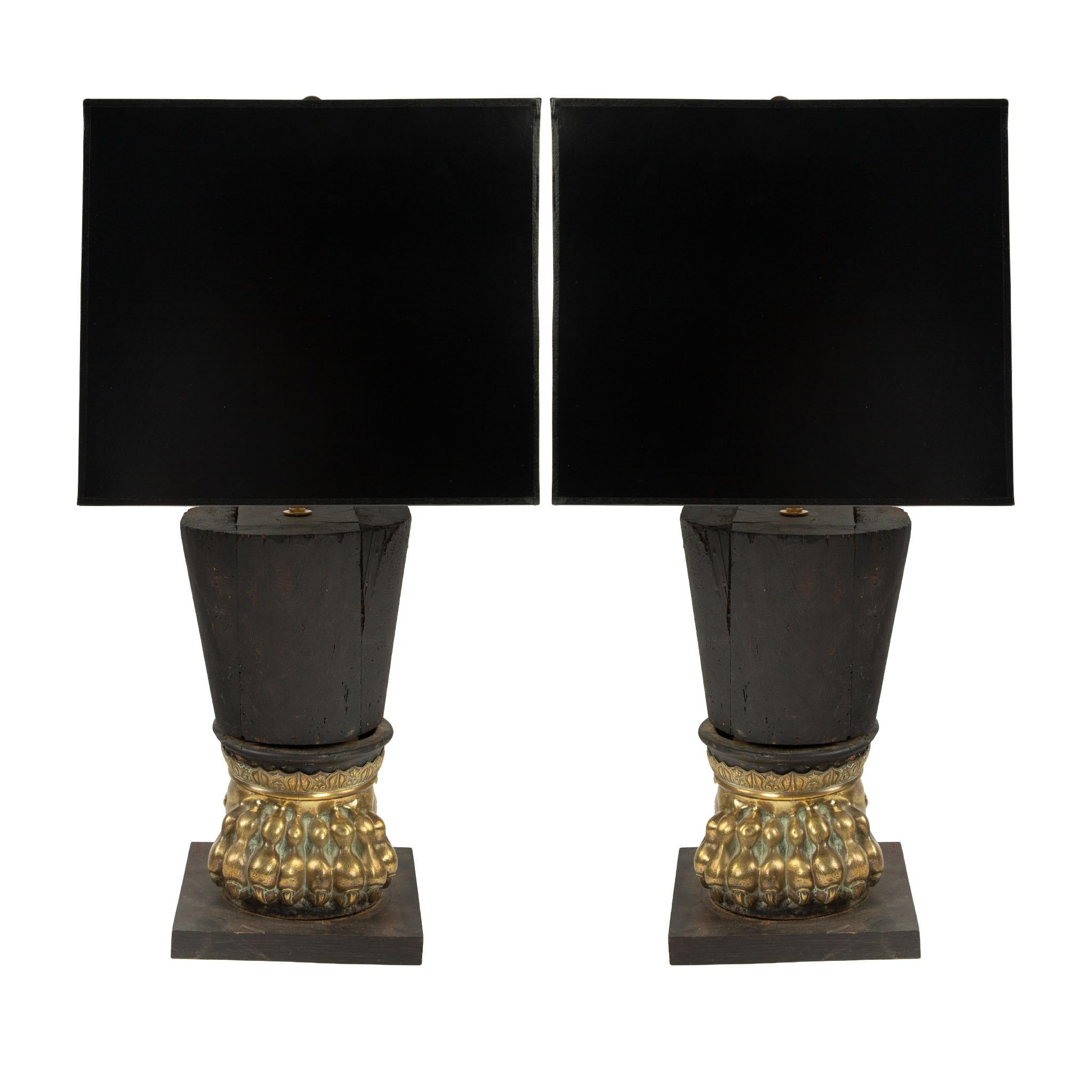 Rare paire de lampes de table italiennes en bronze et bois avec base en forme de patte de lion, 19e siècle
Paire de lampes de table italiennes du XIXe siècle, rares et remarquables, chacune dotée d'une base en bronze doré en forme de pattes de lion