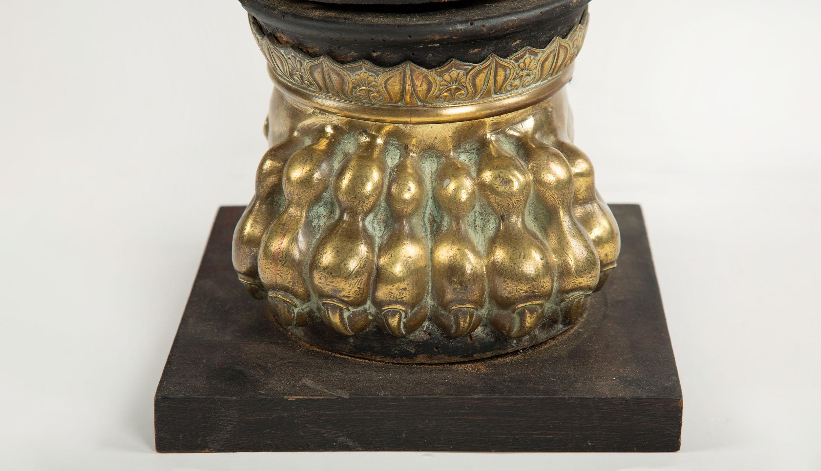 Laiton Rareté sculpturale : Paire de lampes de table italiennes à pattes de lion du 19e siècle en vente