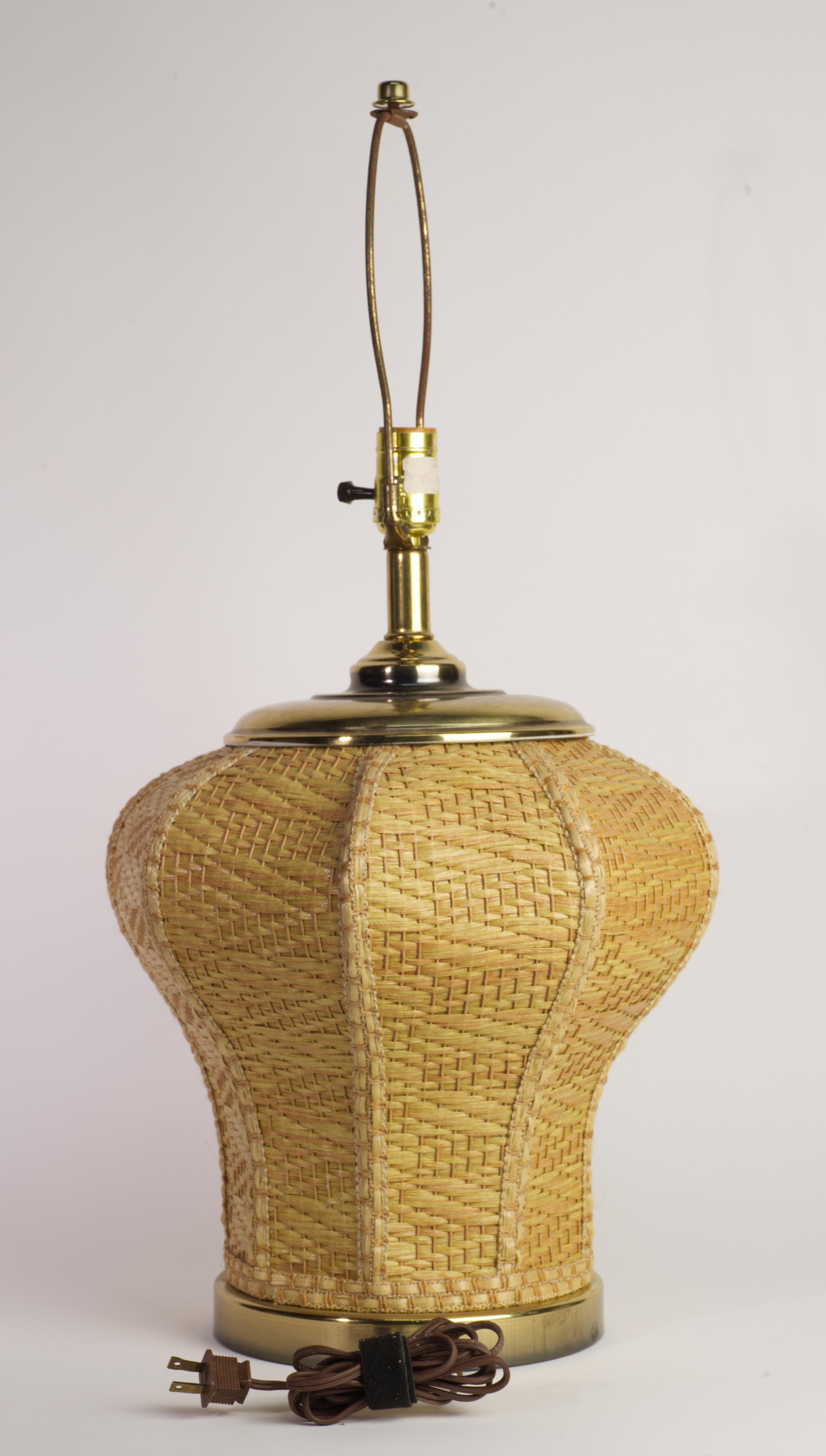Organico moderno Lampada da tavolo scultorea in rattan, vimini e ottone, in stile rustico francese in vendita