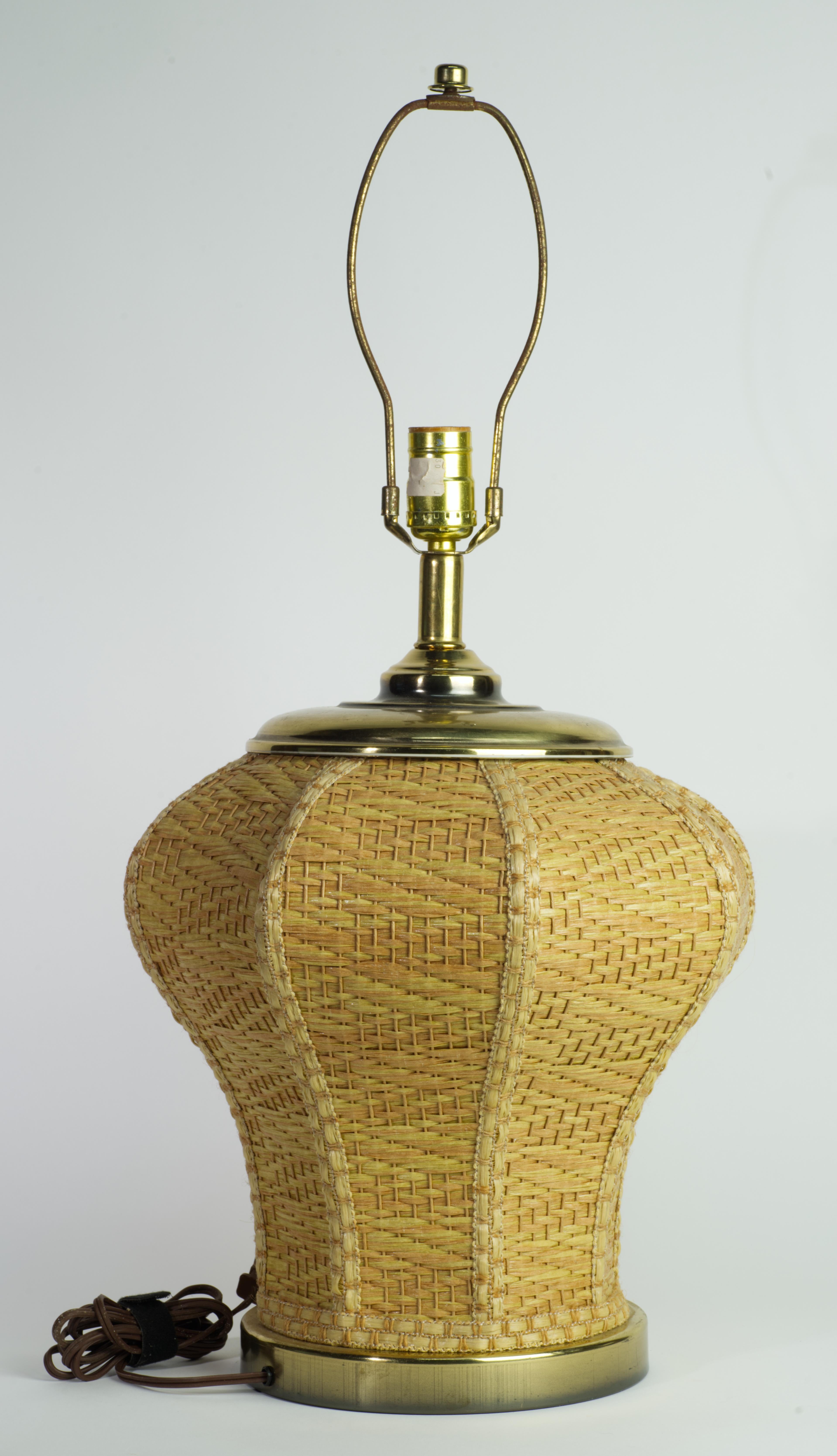 Americano Lampada da tavolo scultorea in rattan, vimini e ottone, in stile rustico francese in vendita