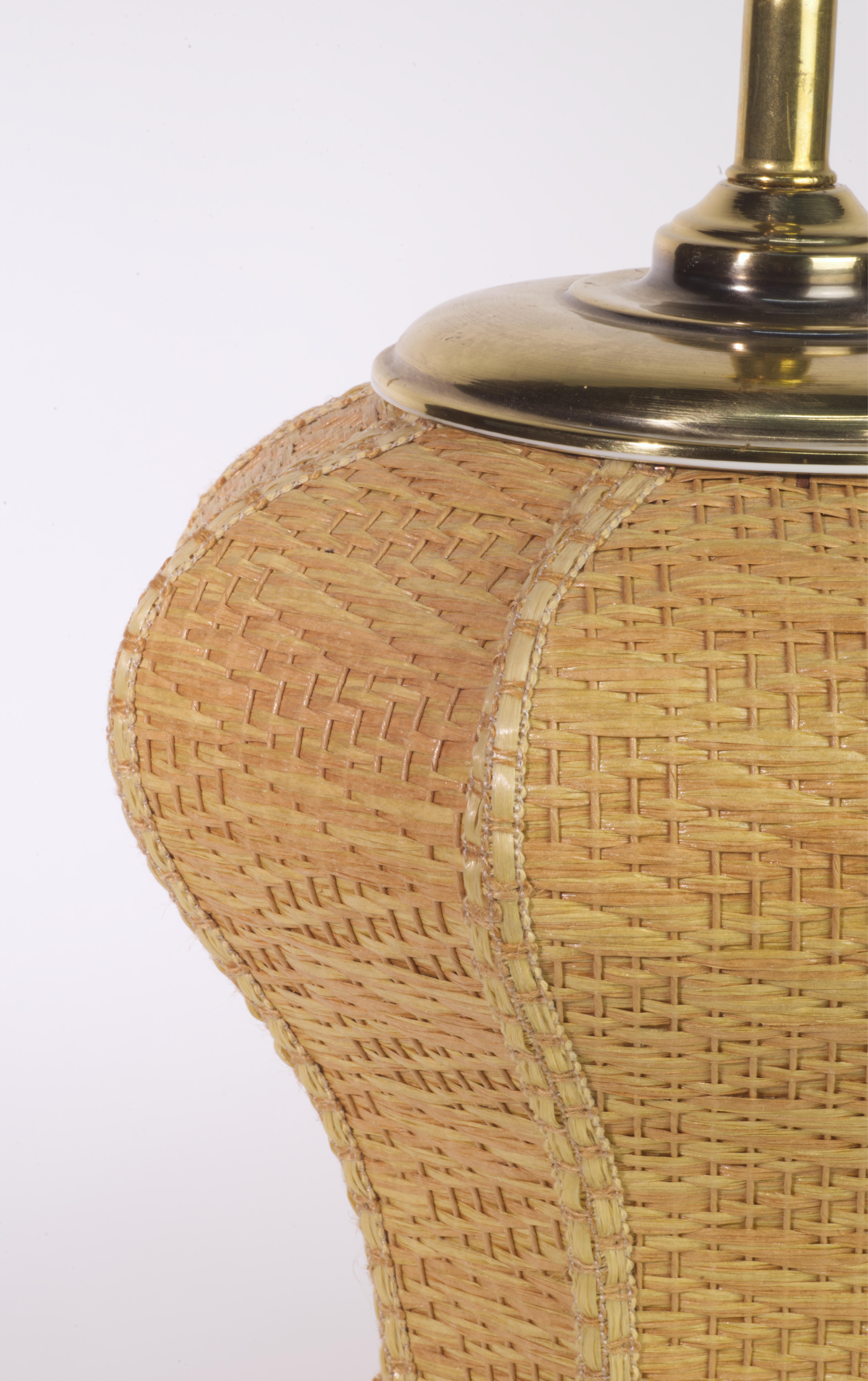 Fatto a mano Lampada da tavolo scultorea in rattan, vimini e ottone, in stile rustico francese in vendita