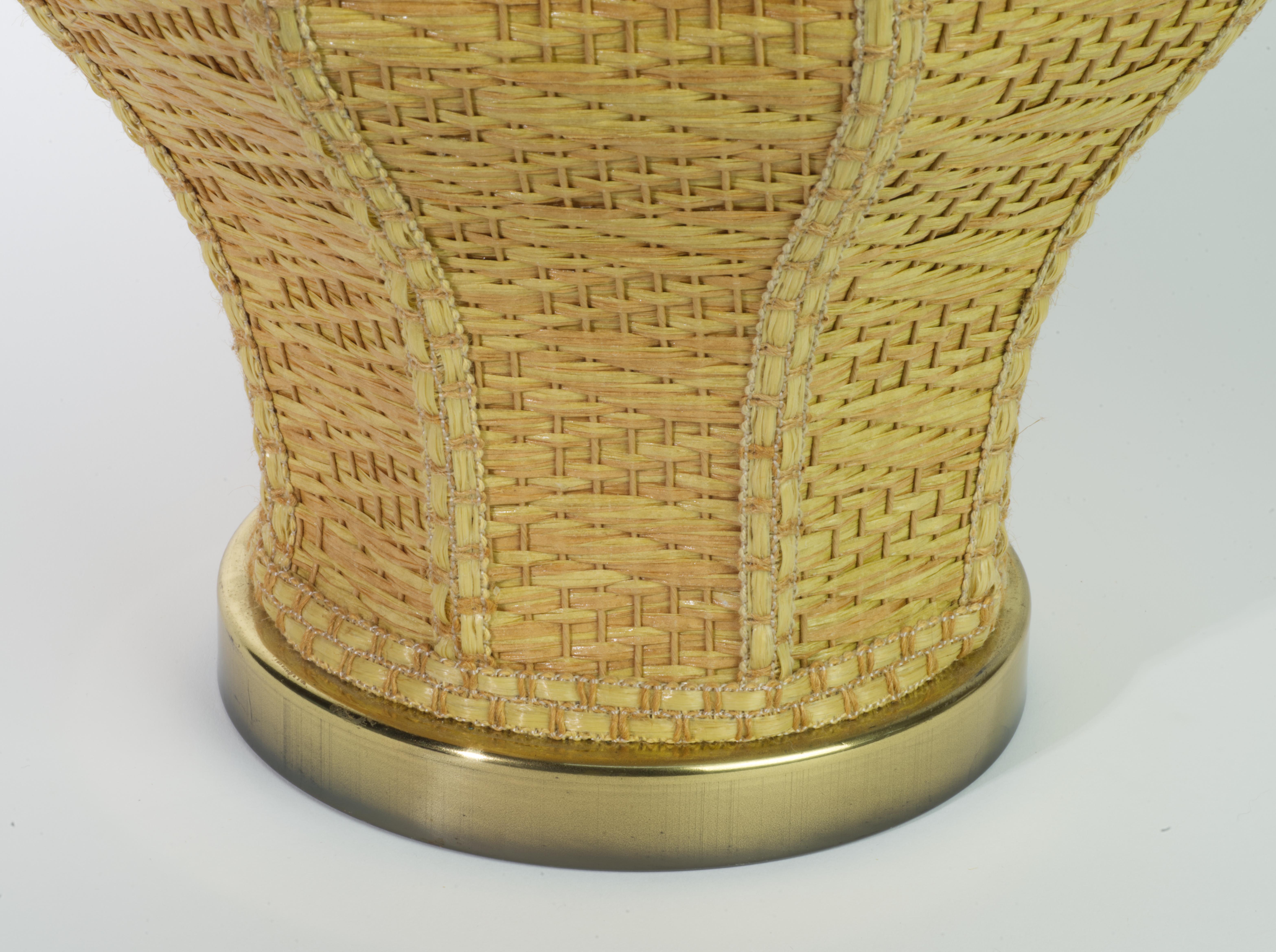 Lampada da tavolo scultorea in rattan, vimini e ottone, in stile rustico francese In condizioni buone in vendita a Clifton Springs, NY