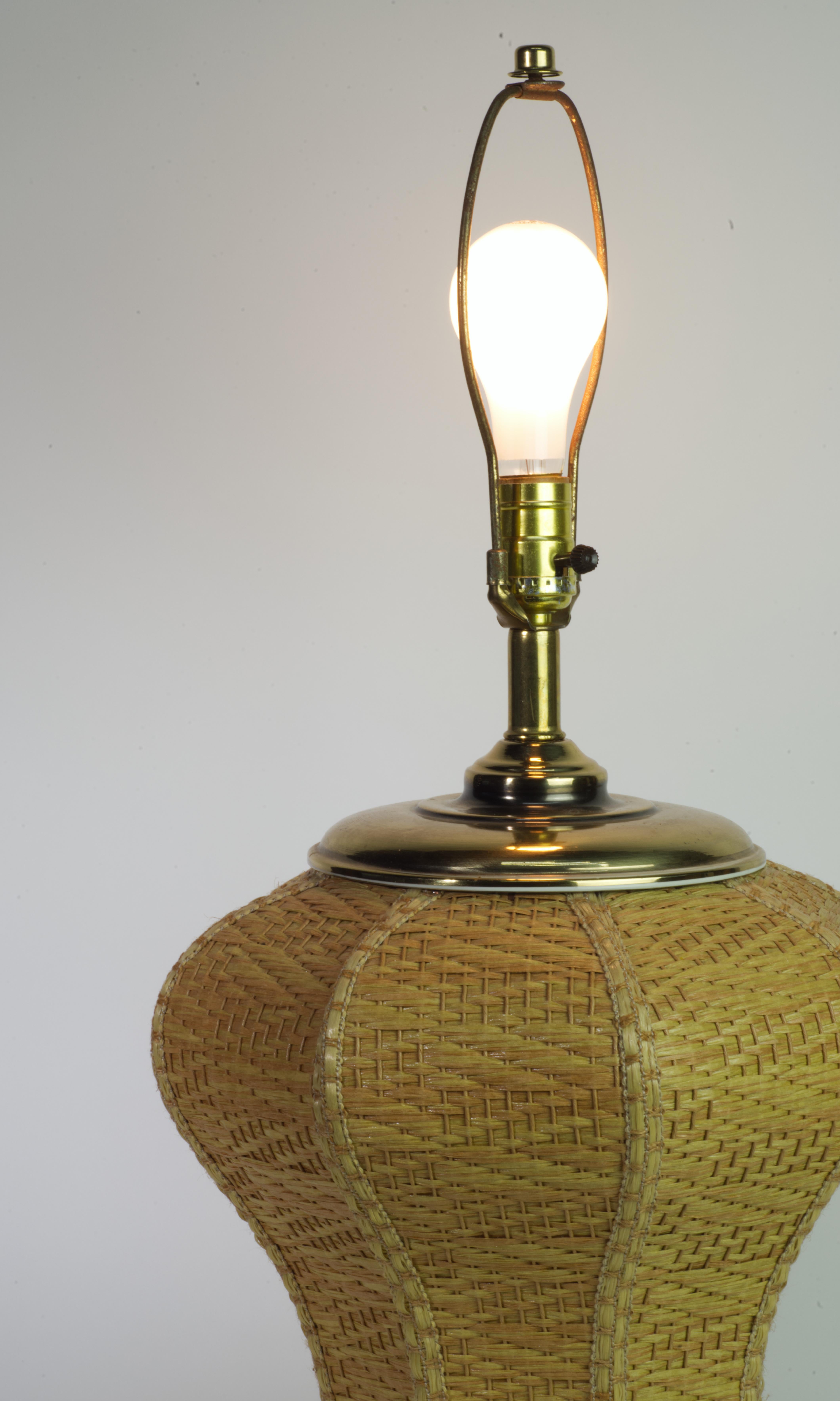 XX secolo Lampada da tavolo scultorea in rattan, vimini e ottone, in stile rustico francese in vendita