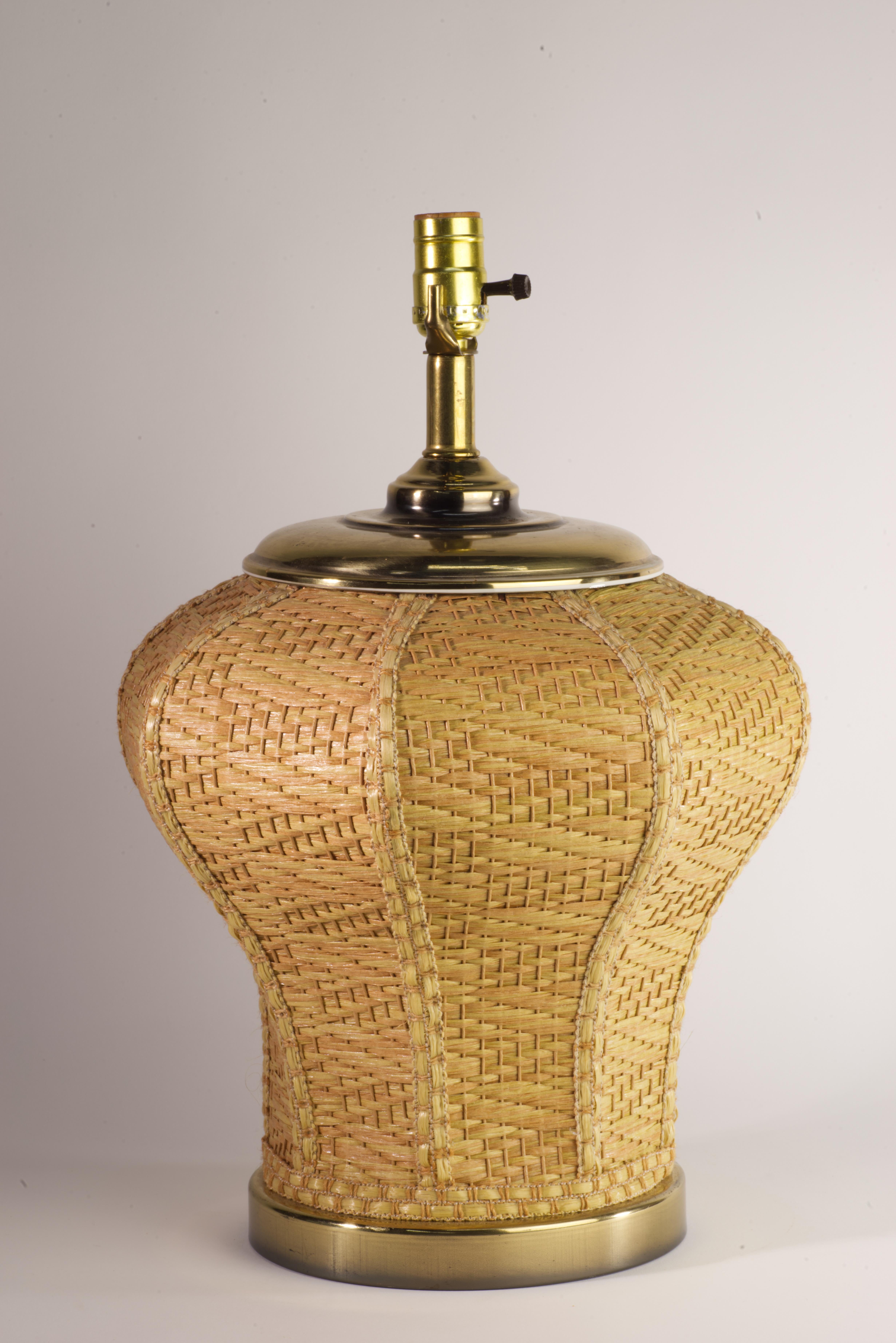 Rattan Lampada da tavolo scultorea in rattan, vimini e ottone, in stile rustico francese in vendita