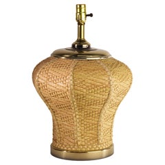 Lampe de table sculpturale en rotin, osier et laiton, style campagnard français