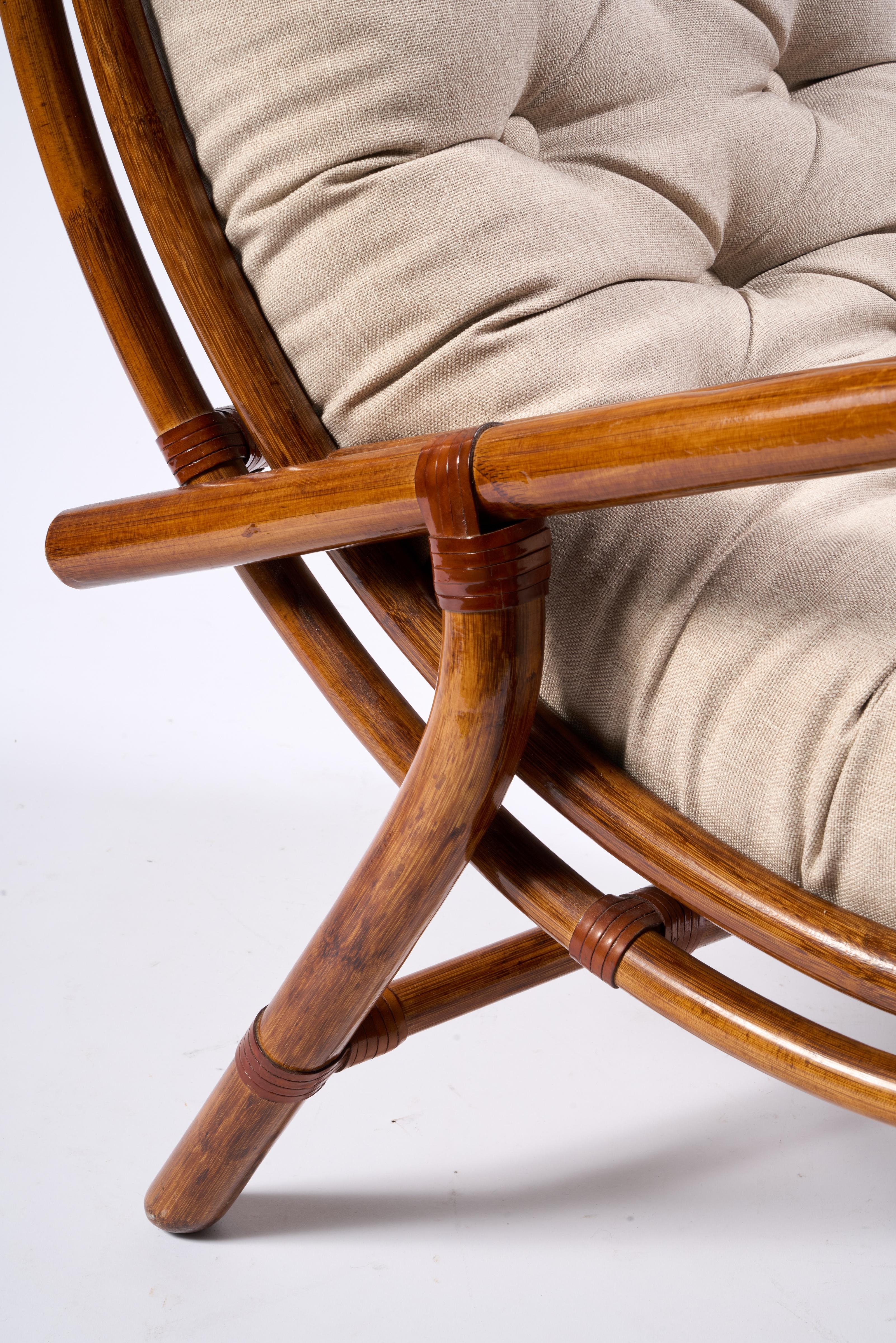 Pareja de sillas escultóricas de ratán con cojín en venta 3