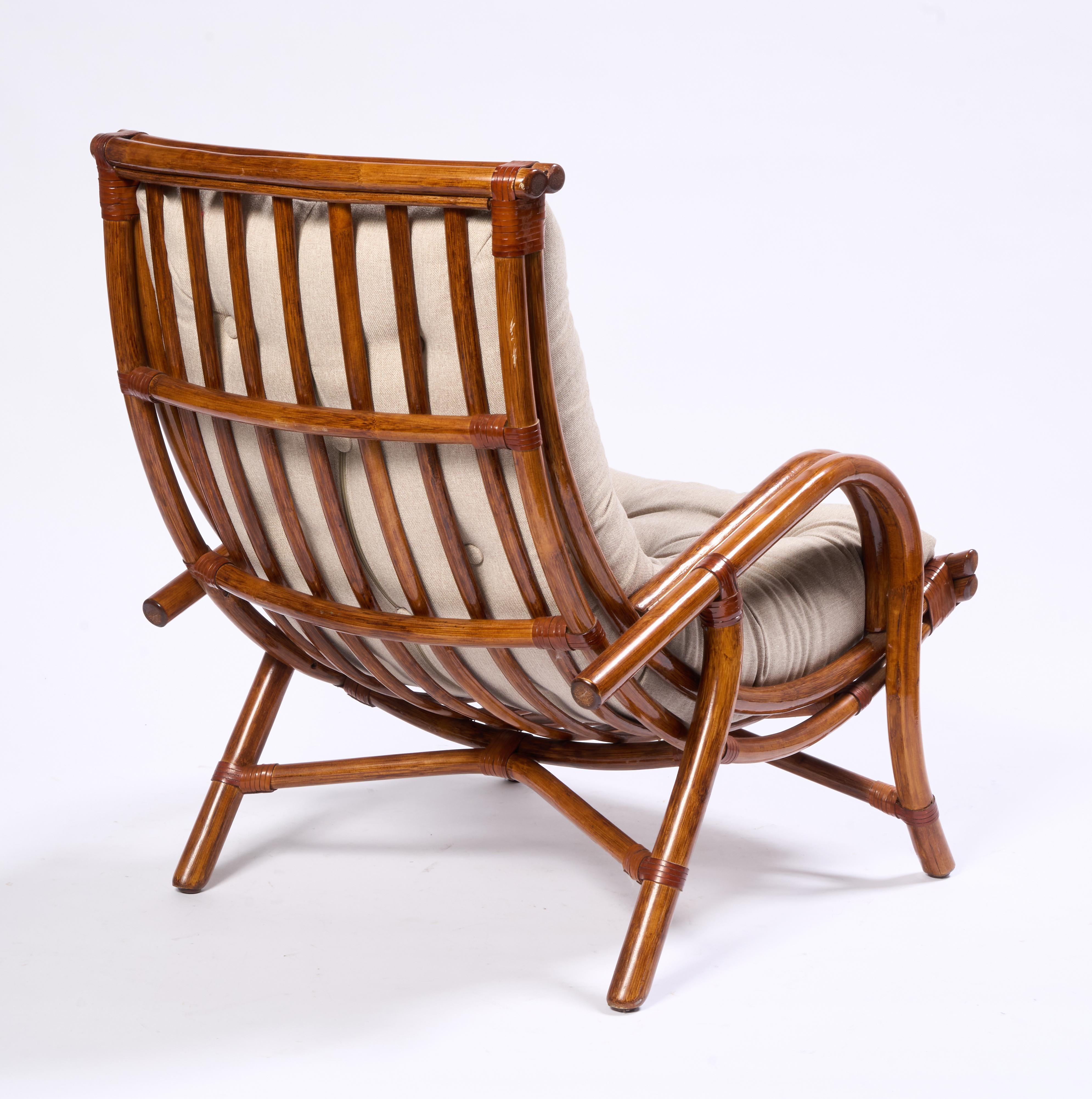 Pareja de sillas escultóricas de ratán con cojín en Bueno estado para la venta en Greensboro, NC