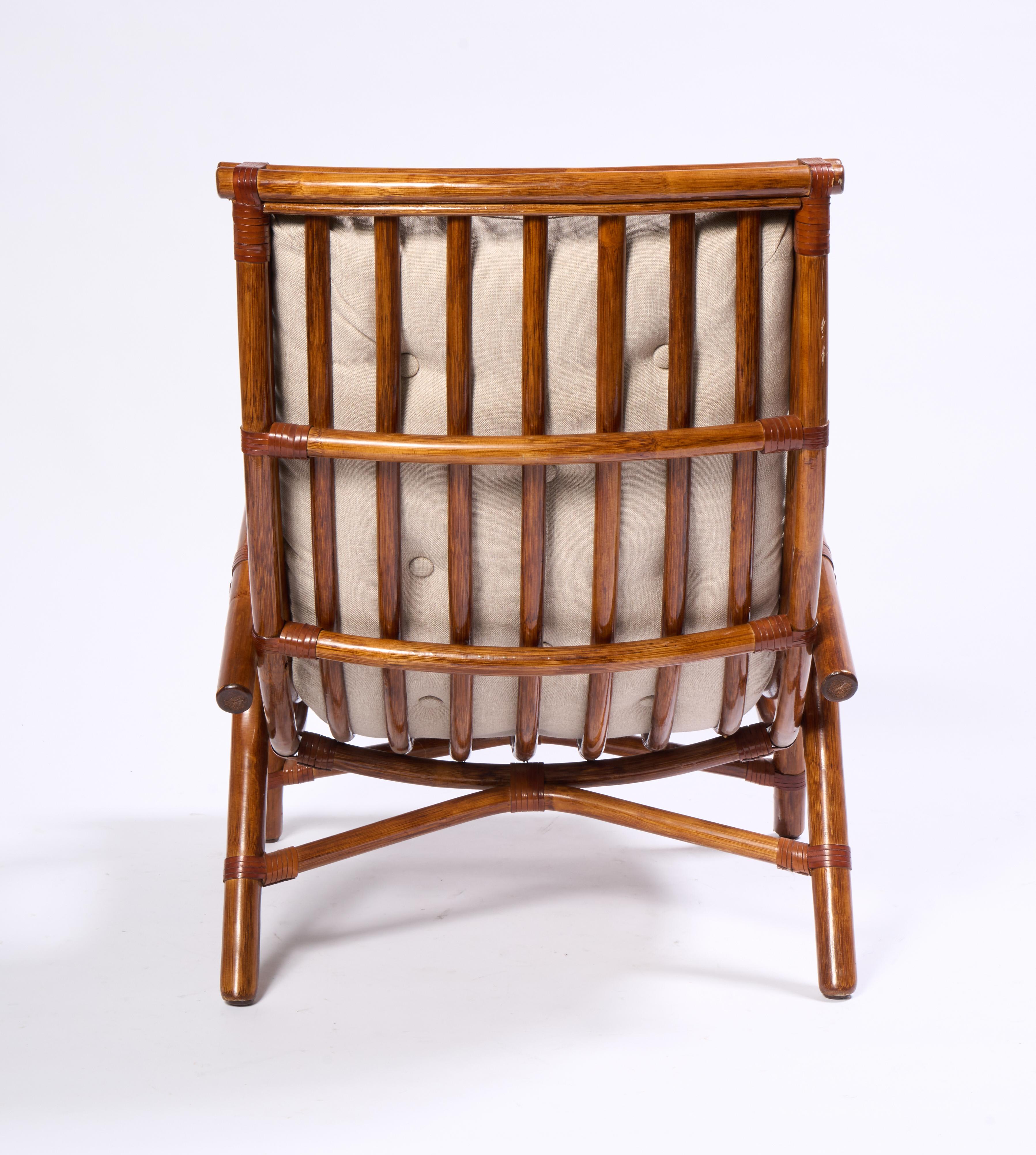 Pareja de sillas escultóricas de ratán con cojín mediados del siglo XX en venta