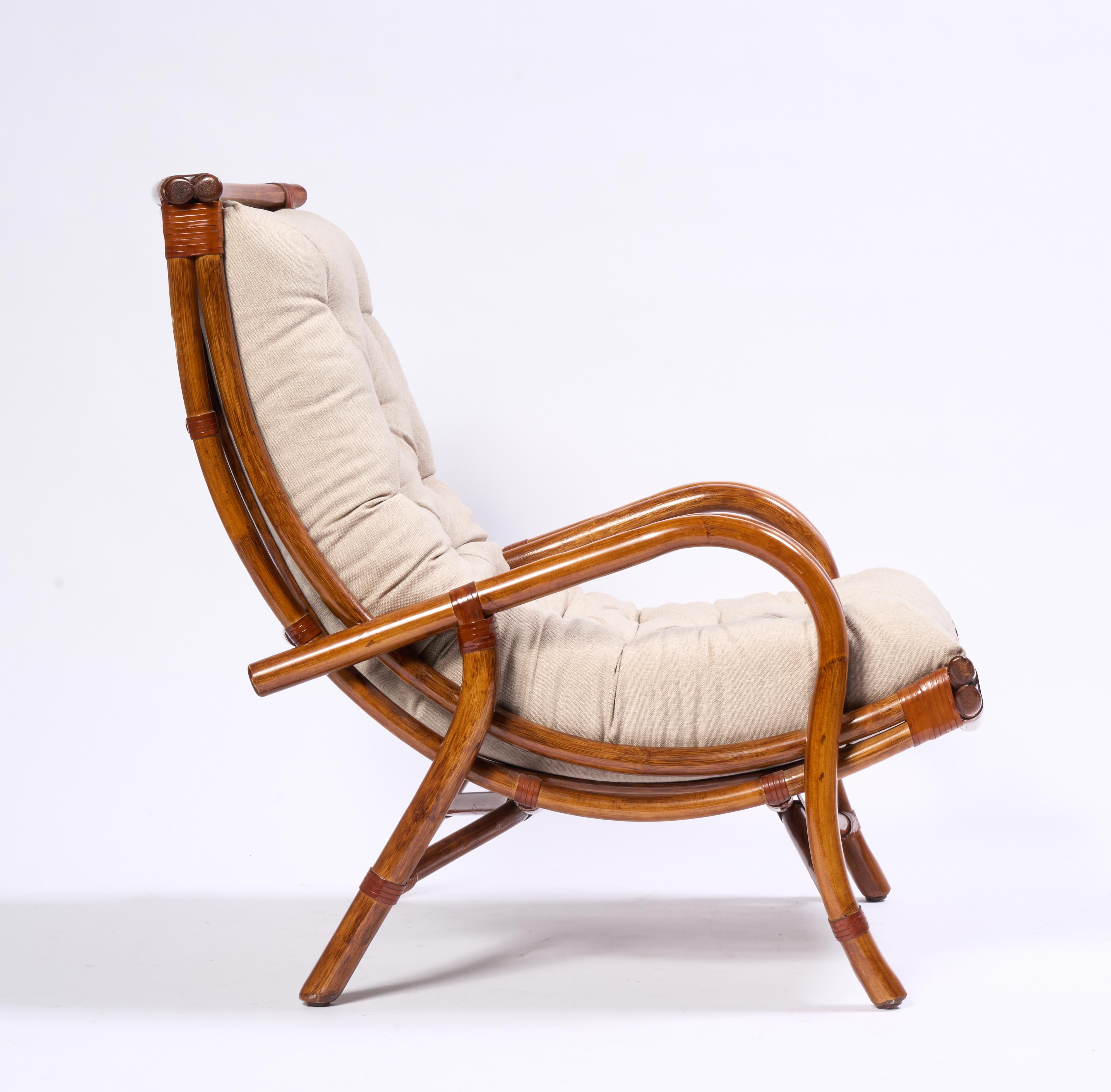 Pareja de sillas escultóricas de ratán con cojín en venta 1