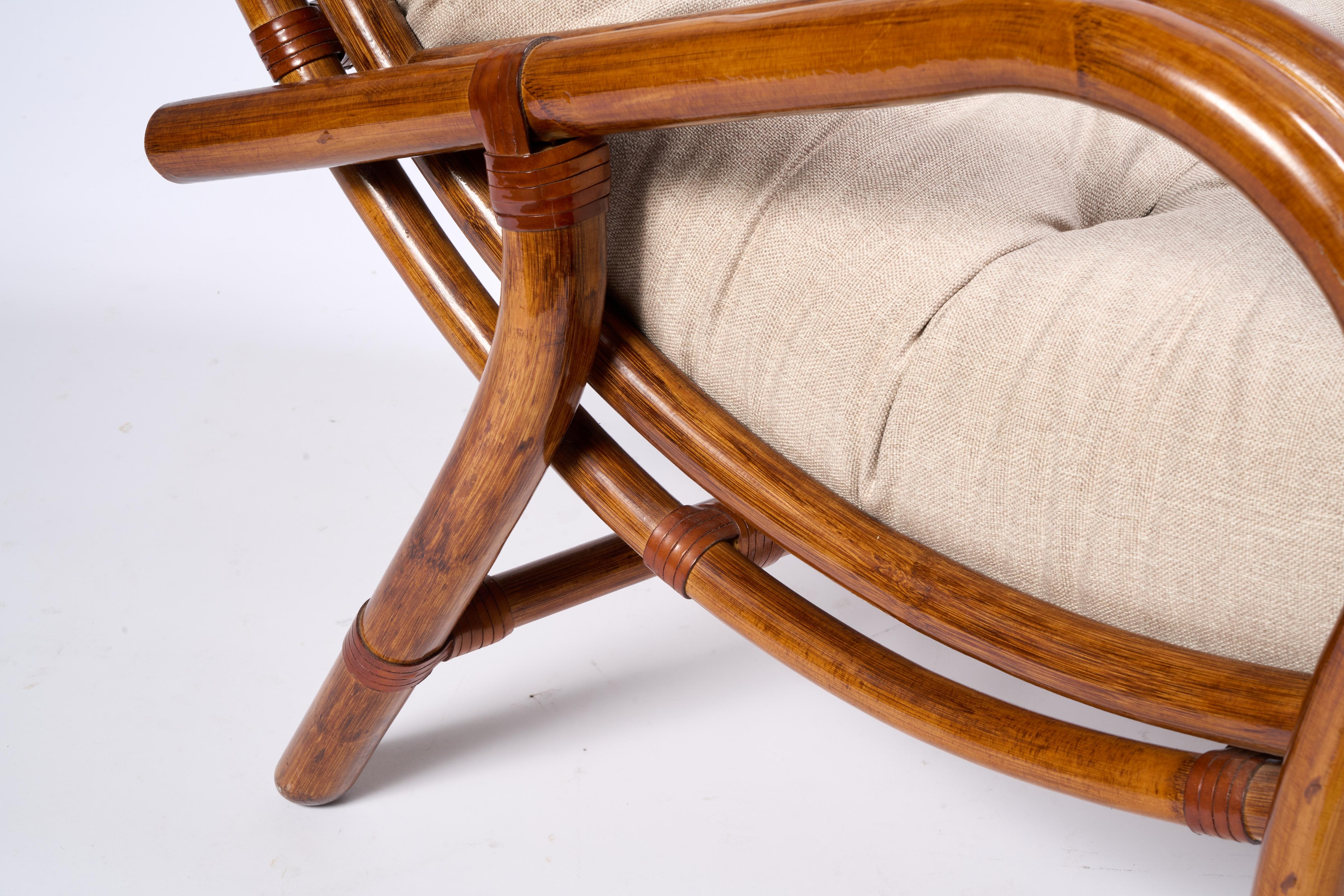 Pareja de sillas escultóricas de ratán con cojín en venta 2