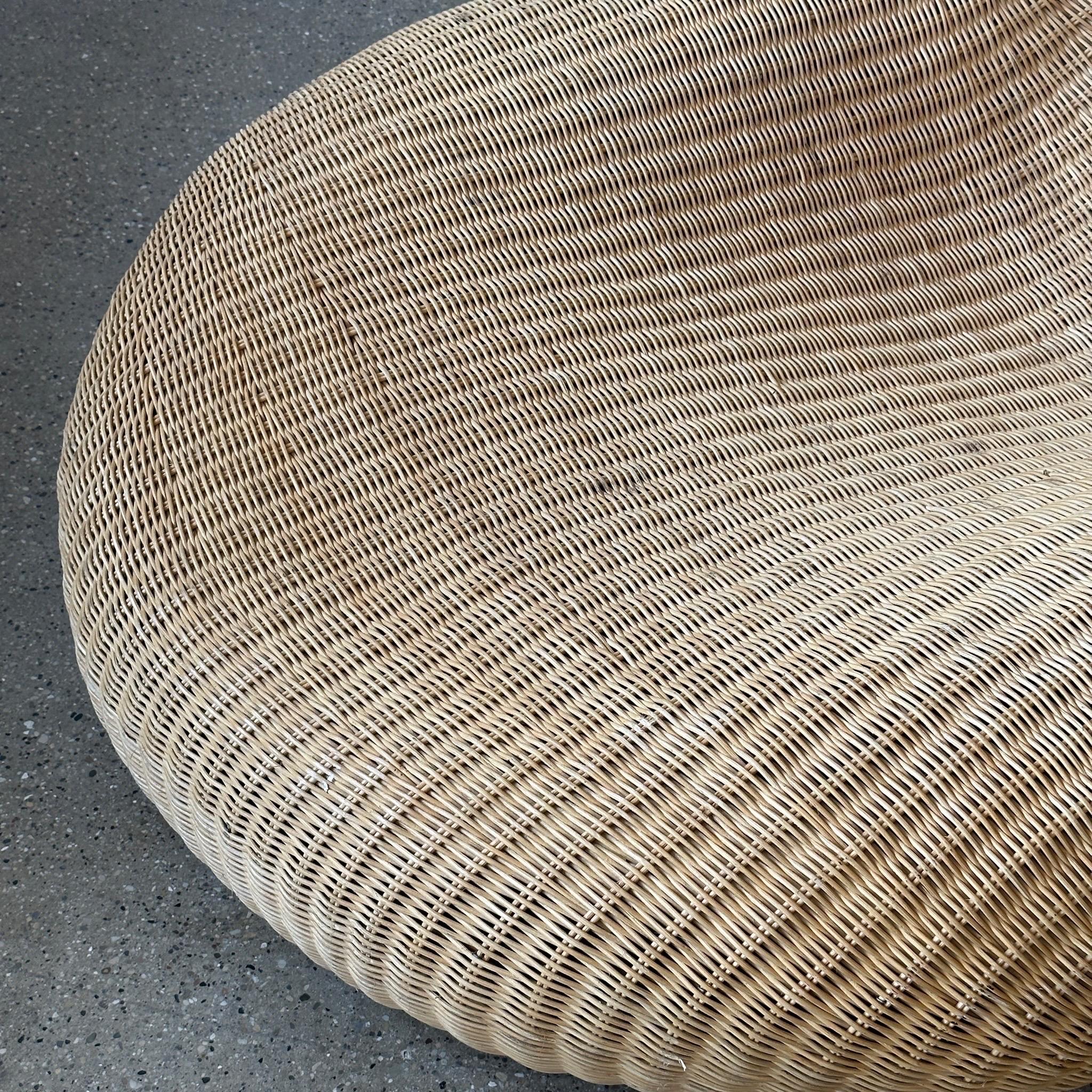 Scandinave moderne Chaise sculpturale en rotin de Carl Ojerstam pour Ikea