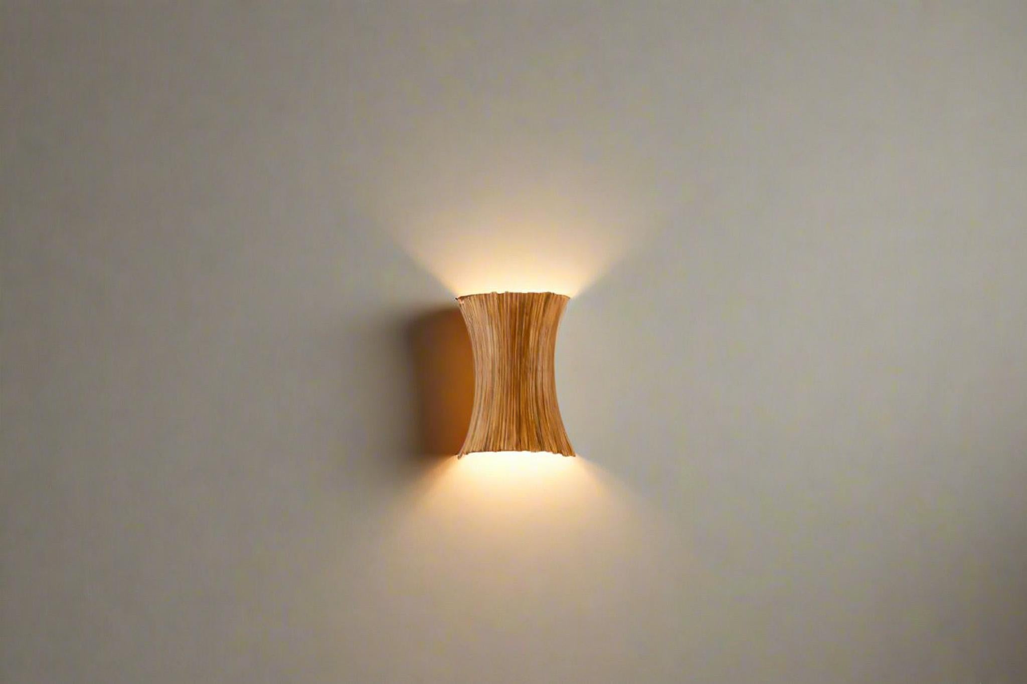 Mid-Century moderno Lampada da parete scultorea in rattan a mezza ombra in vendita