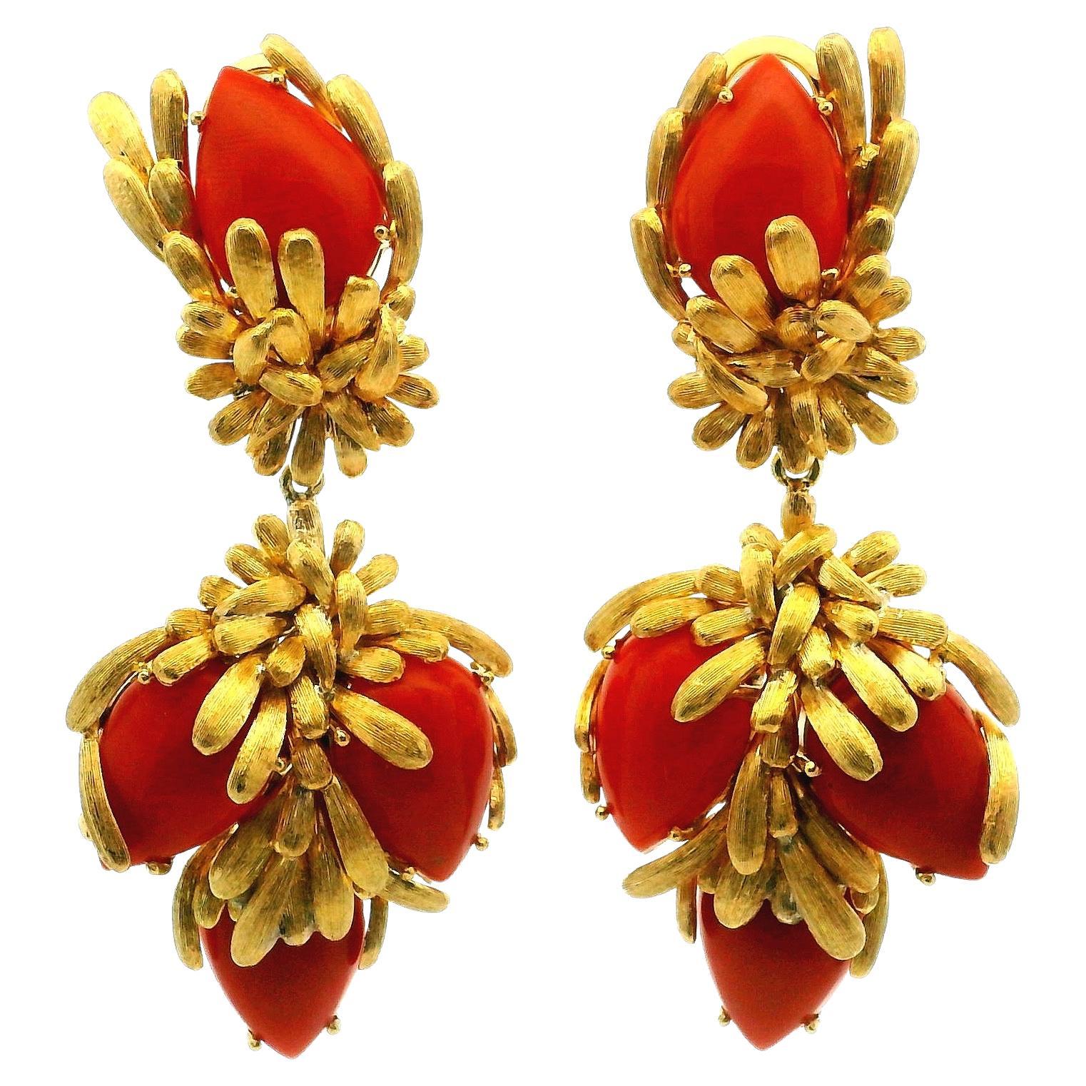 Pendientes escultóricos de gota de coral rojo en oro amarillo de 18 quilates, circa años 60 en venta