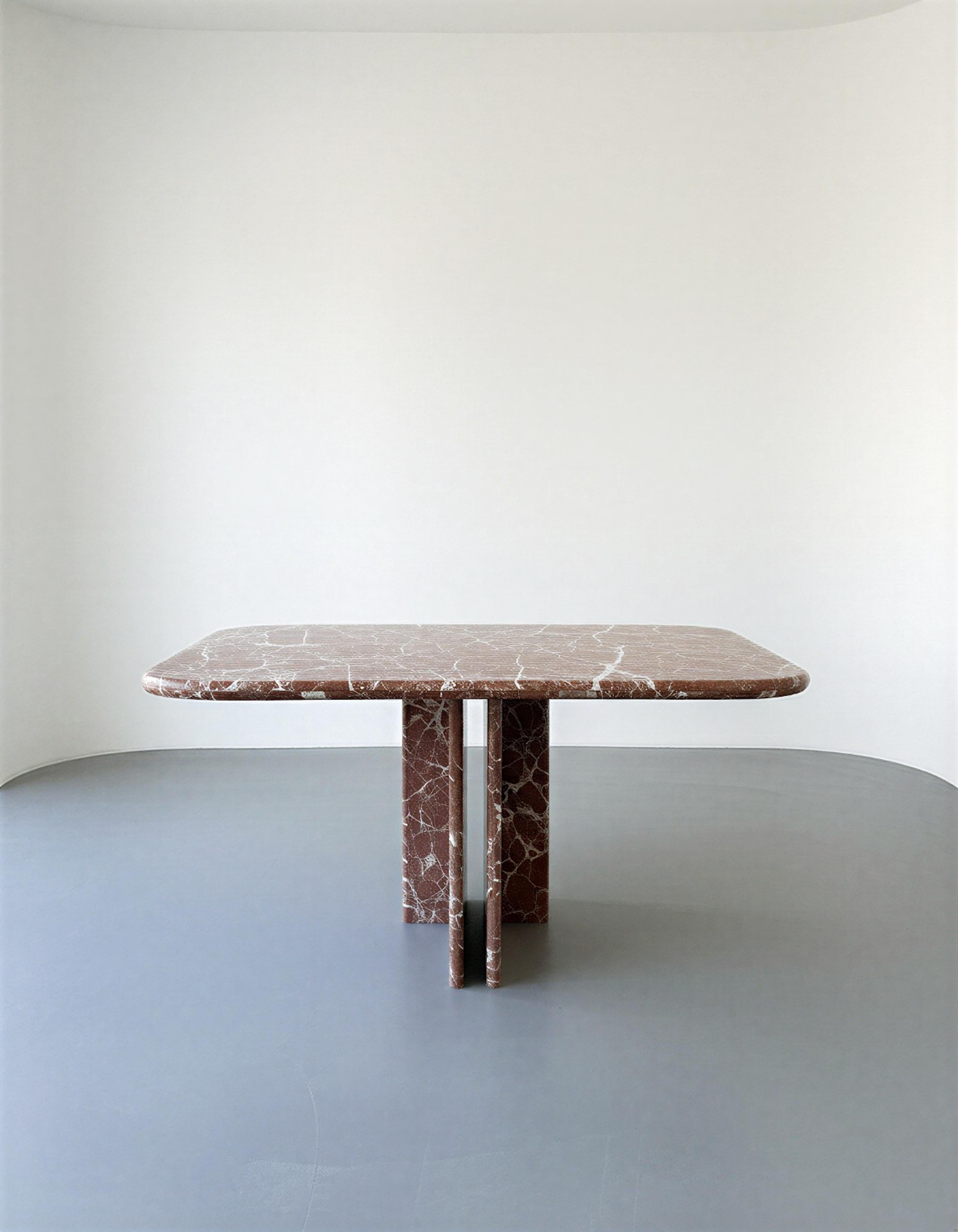 Mesa de comedor escultural de mármol rojo hecha a mano - Rosso Levanto Table Design Artes y manualidades en venta