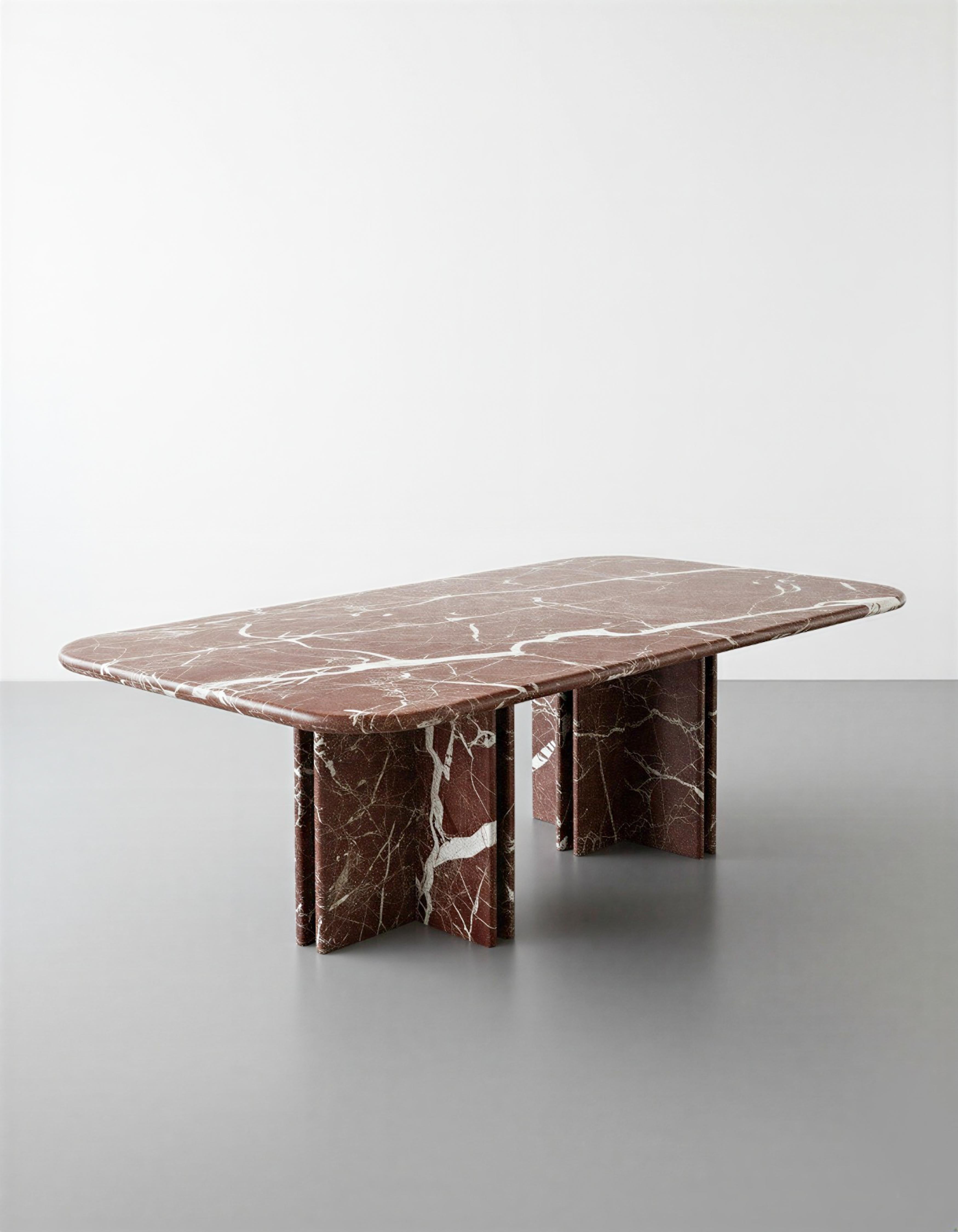 Mesa de comedor escultural de mármol rojo hecha a mano - Rosso Levanto Table Design Tallado en venta