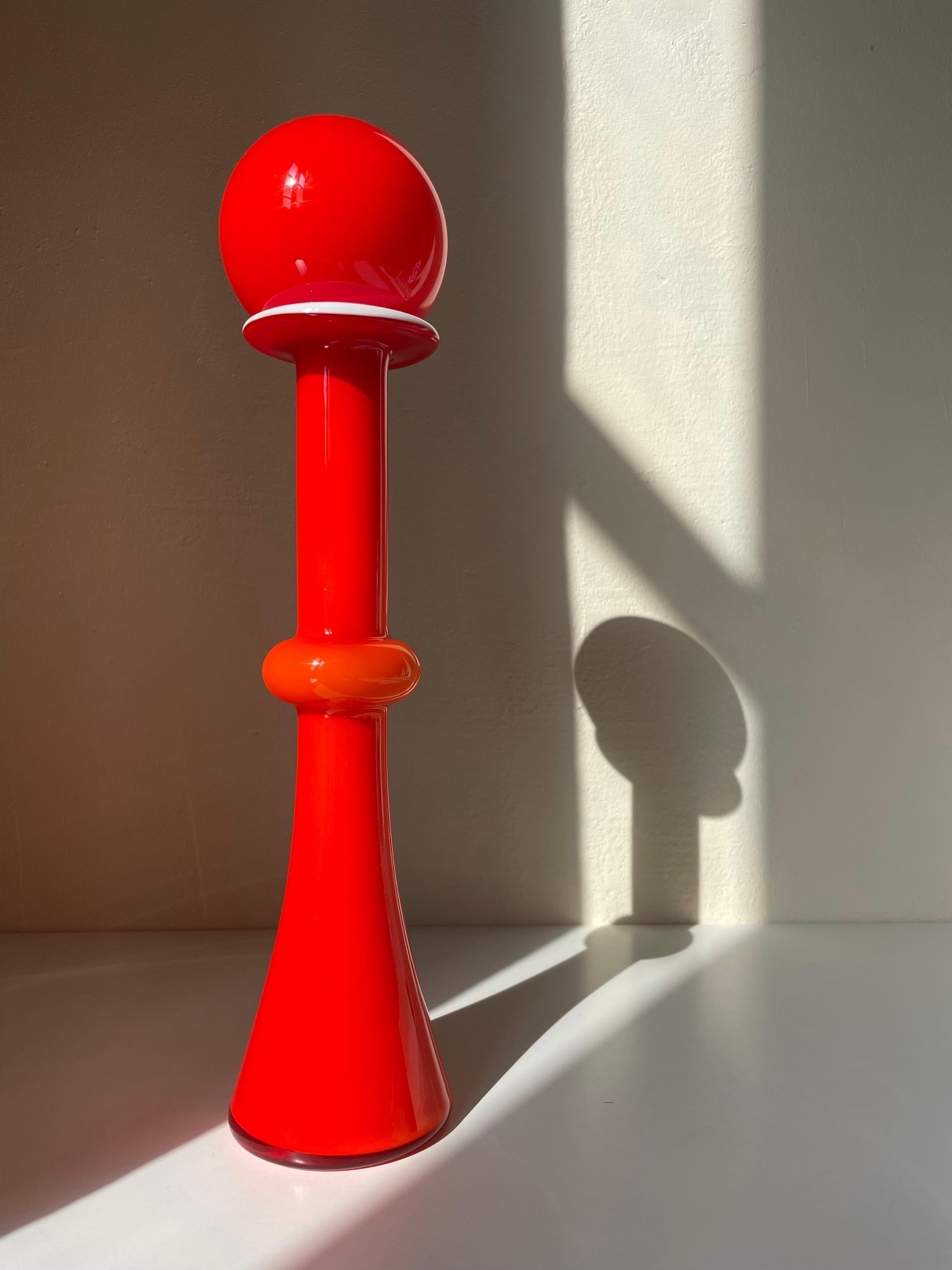 Grand vase pop art rouge moderne danois sculptural en verre d'art soufflé à la bouche avec globe en verre assorti. Verre opalin encastré de couleur blanche Whiting à l'intérieur et sur le dessus du vase. Cet article est un grand modèle de la série