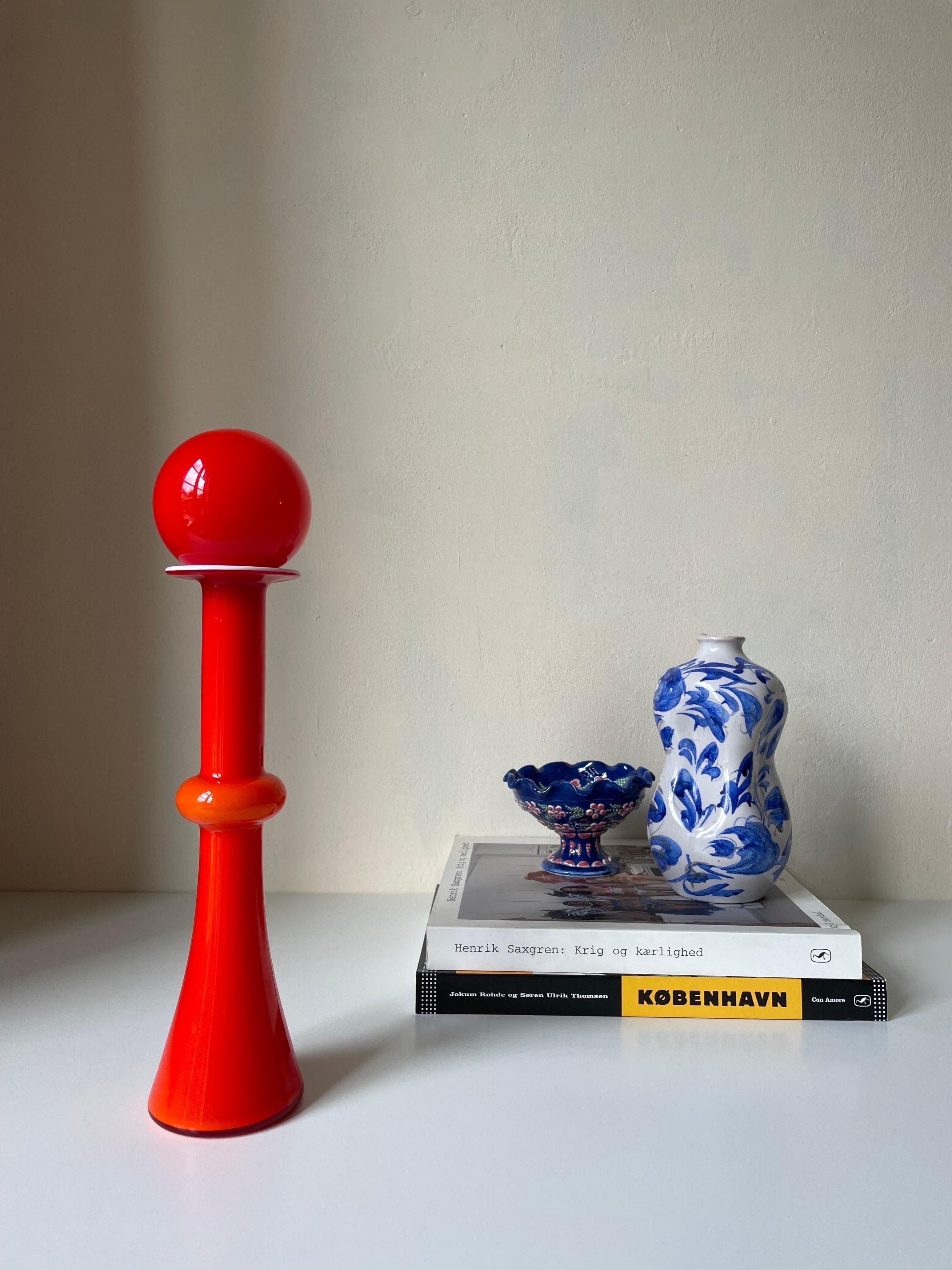 Scandinave moderne Vase en verre Pop Art rouge avec globe, Holmegaard 1968, Danemark en vente