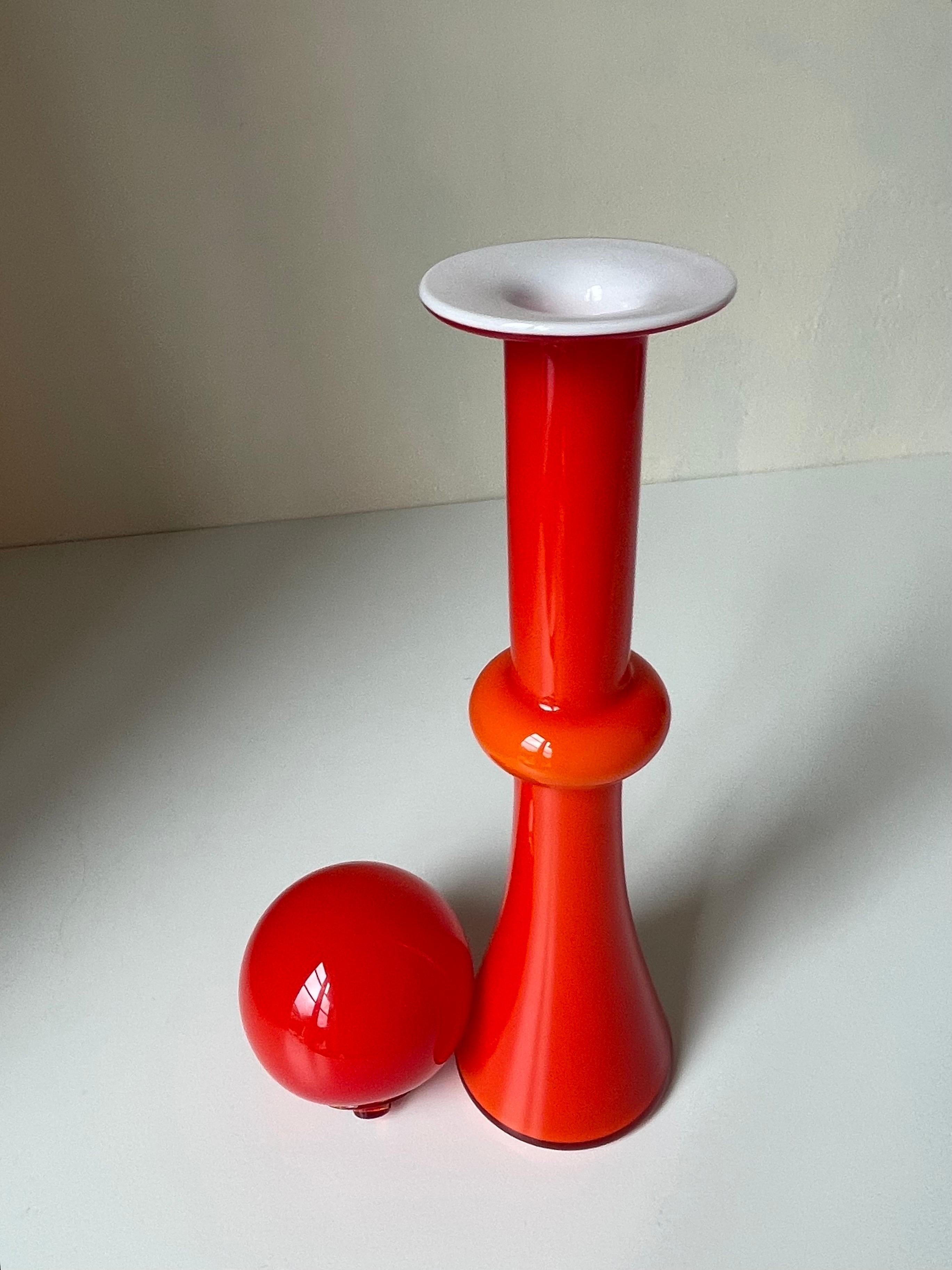 Danois Vase en verre Pop Art rouge avec globe, Holmegaard 1968, Danemark en vente