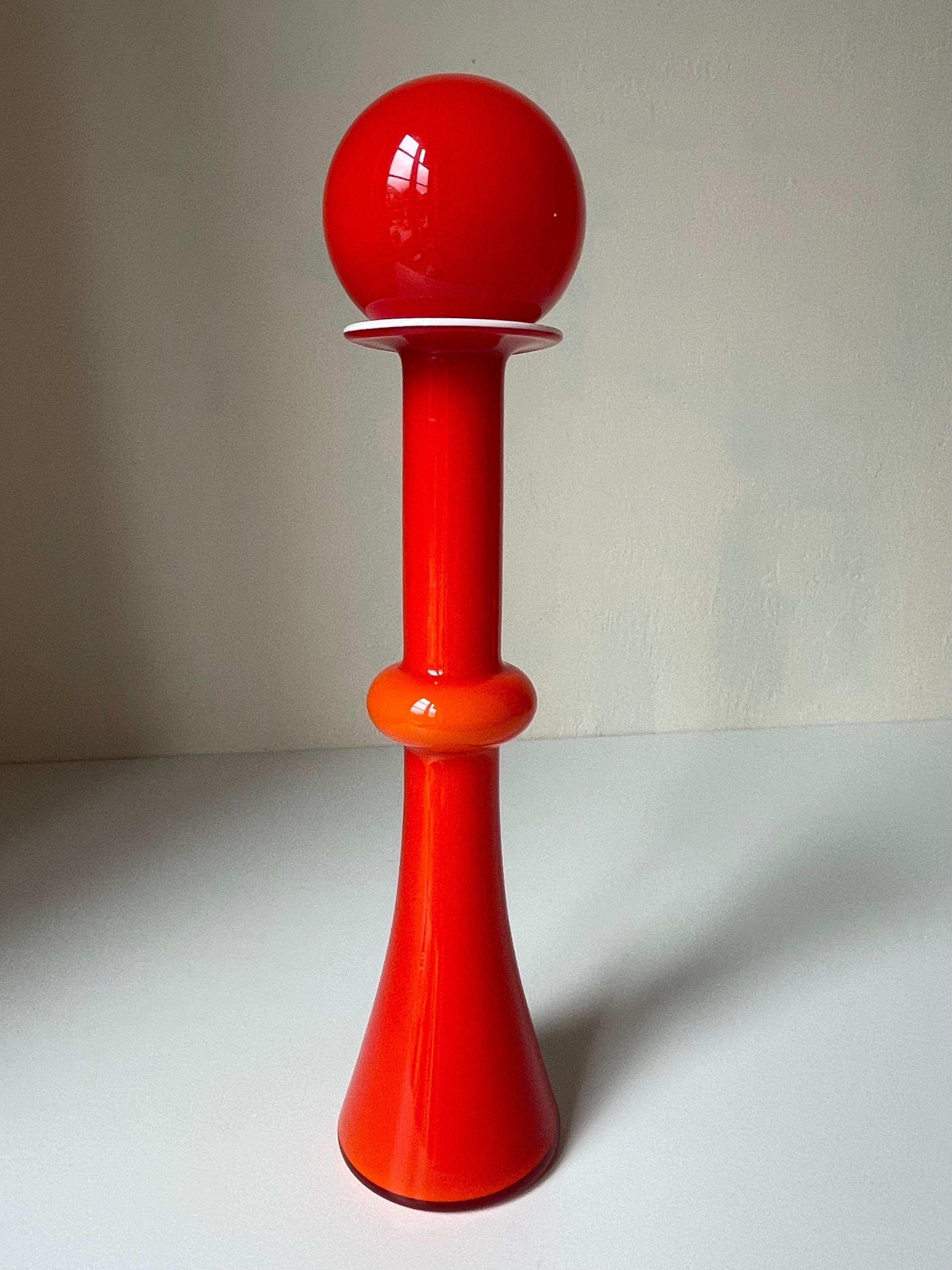 Fait main Vase en verre Pop Art rouge avec globe, Holmegaard 1968, Danemark en vente