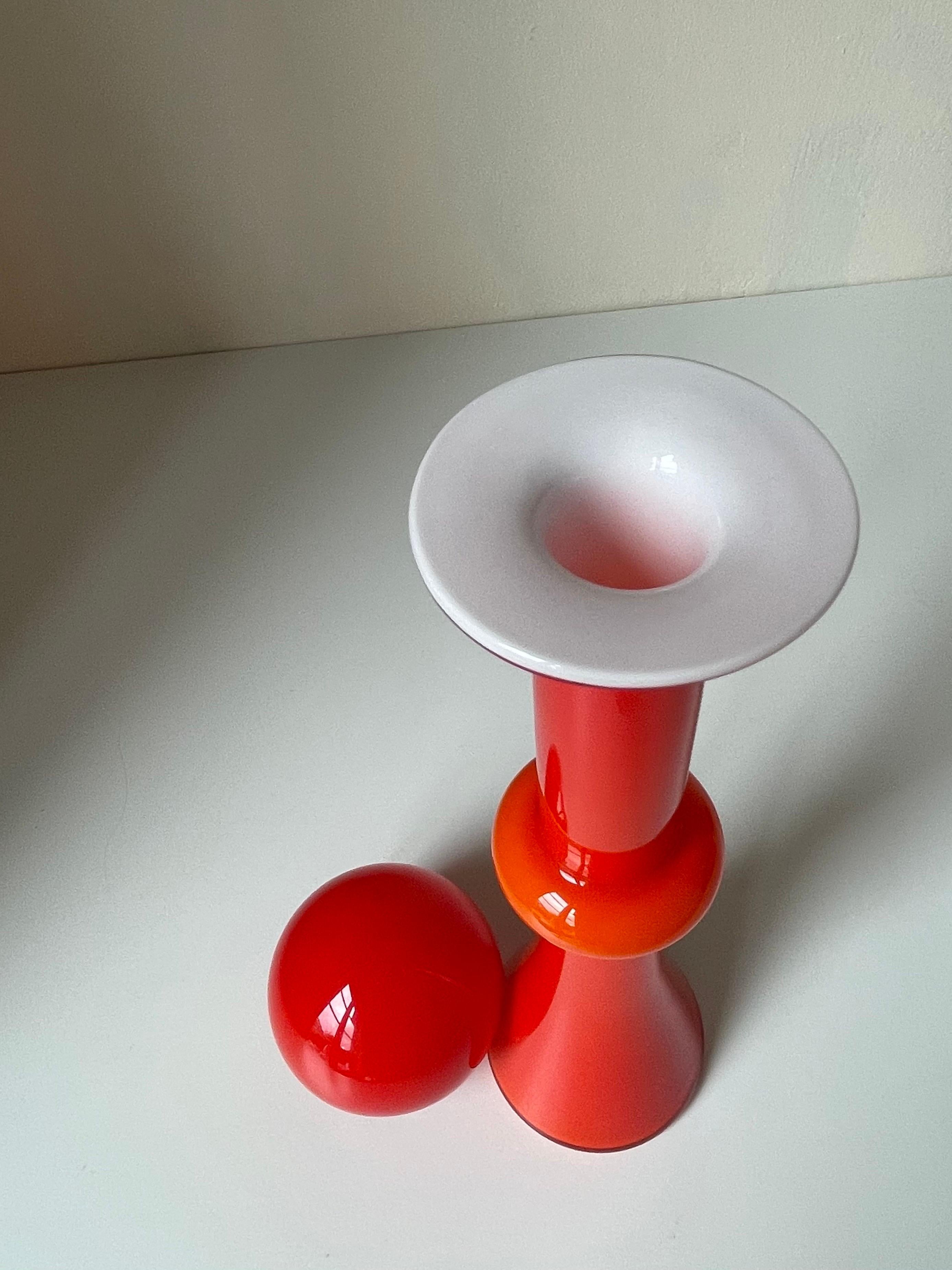 20ième siècle Vase en verre Pop Art rouge avec globe, Holmegaard 1968, Danemark en vente