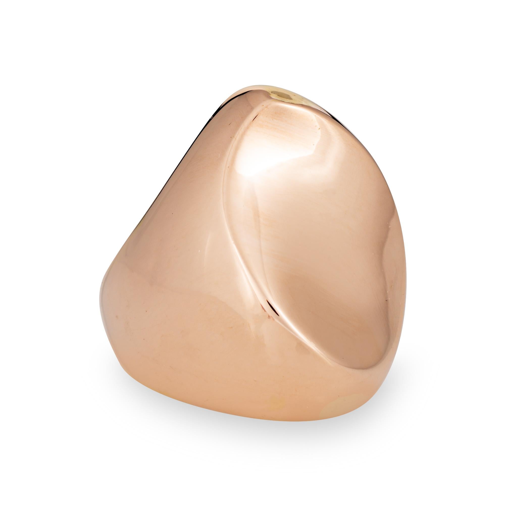 Stilvoller, moderner, skulpturaler Ring aus 14 Karat Roségold. 

Der kühne Ring hebt sich durch seine konkave Form hervor. Der breite Ring (30 mm - 1,18 Zoll) ist ein tolles Statement an der Hand! Der Ring ist hohl und liegt leicht in der Hand (4