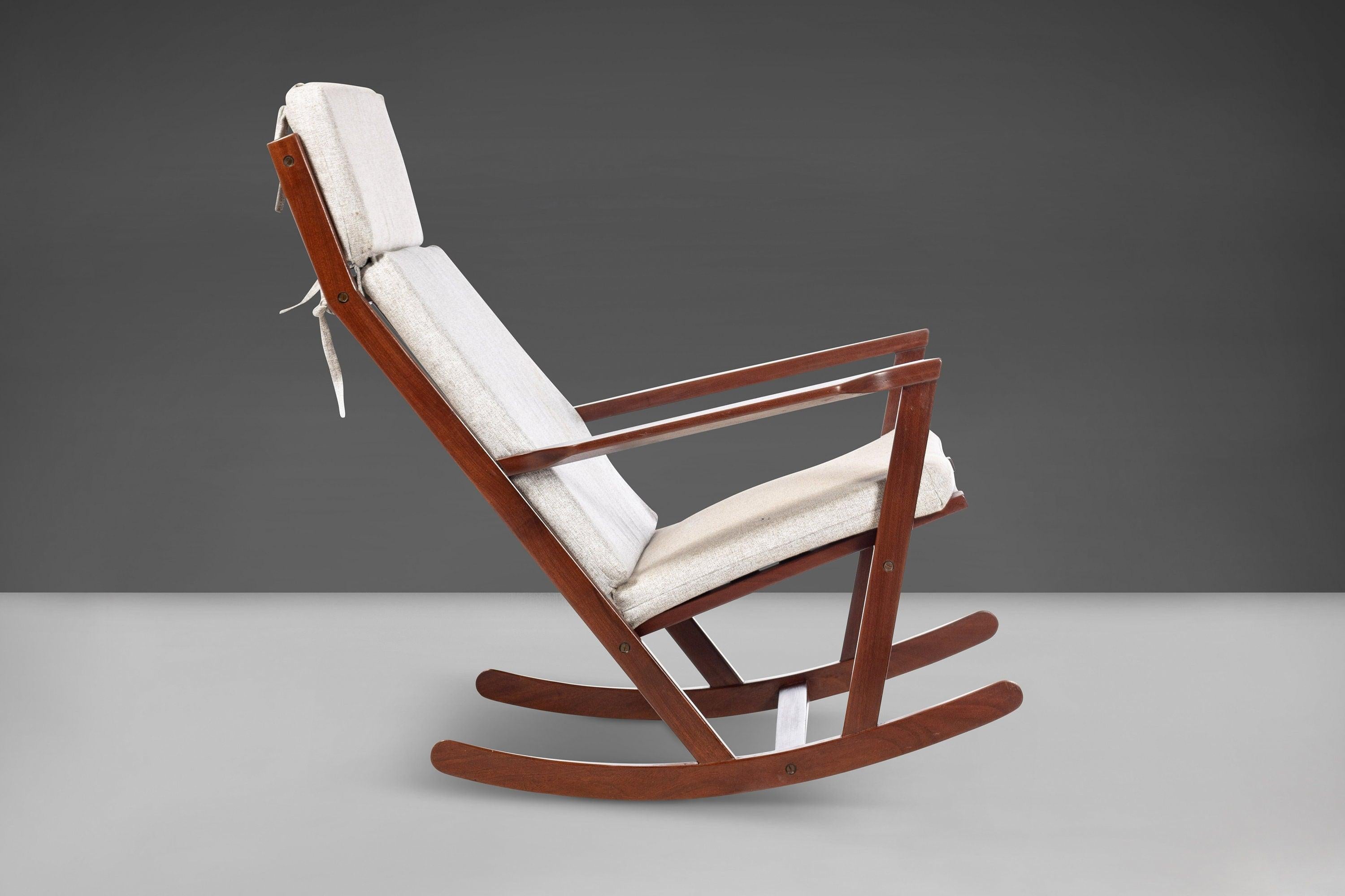 Silla mecedora de Poul Volther para Frem Rojle en Afromosia, tejido nuevo, c. 1960 Moderno de mediados de siglo en venta