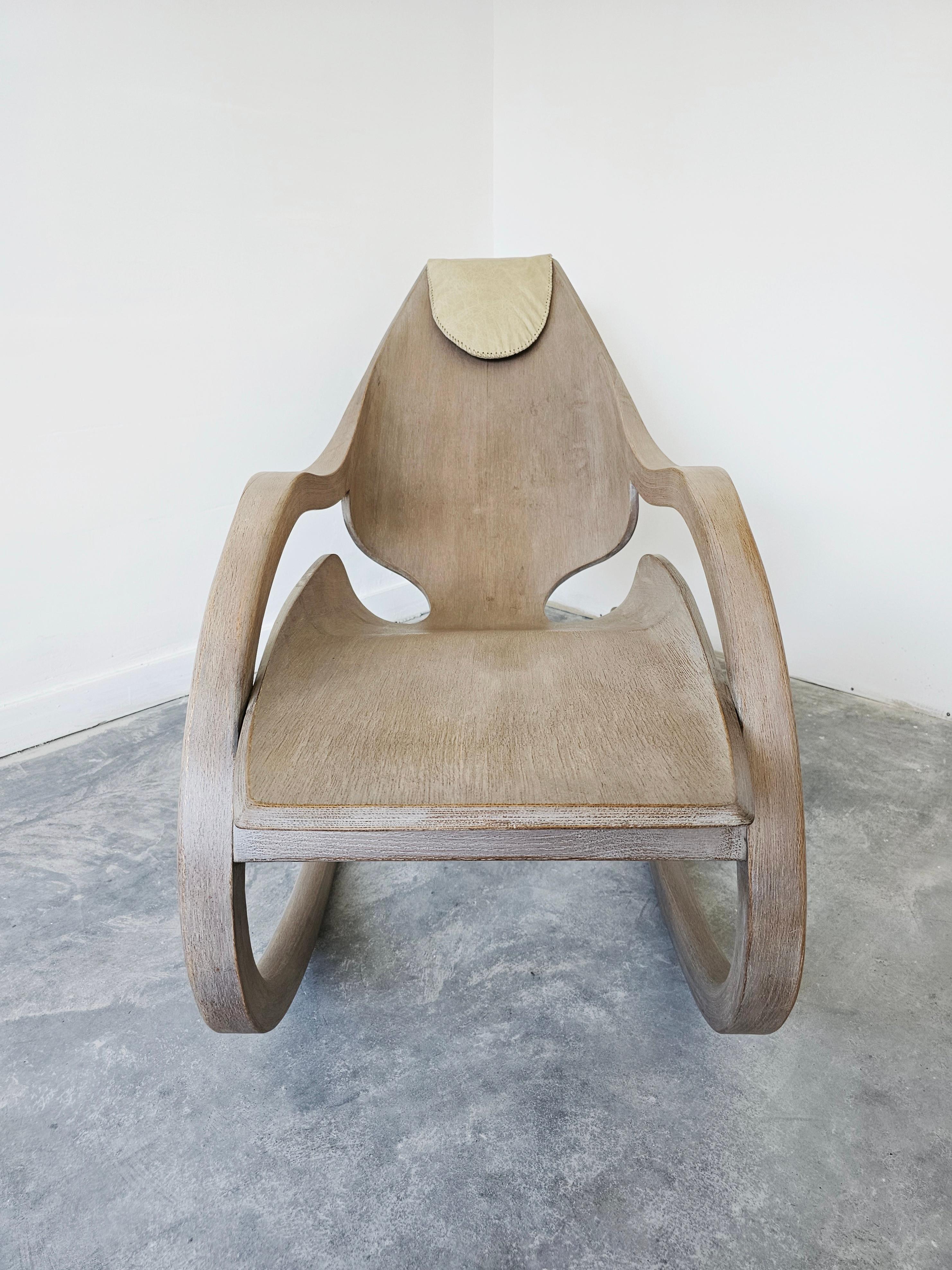 Organico moderno Sedia a dondolo scultorea realizzata in compensato di frassino modellato nello stile di Wendell Castle in vendita